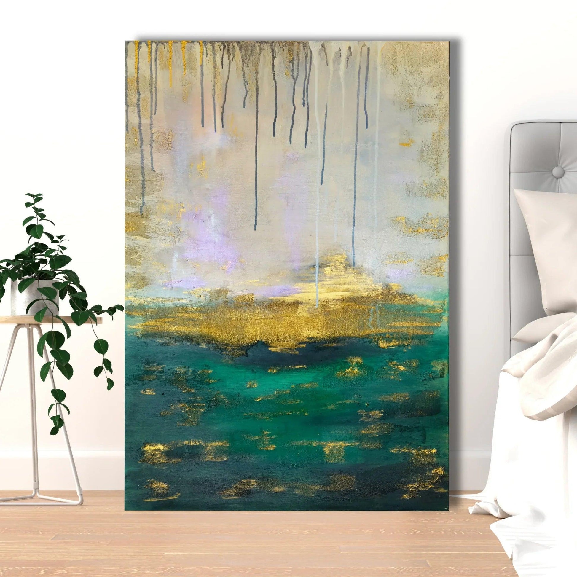Abstrakte Kunst mit Lichtreflexionen auf den goldenen Elementen bei Tageslicht.