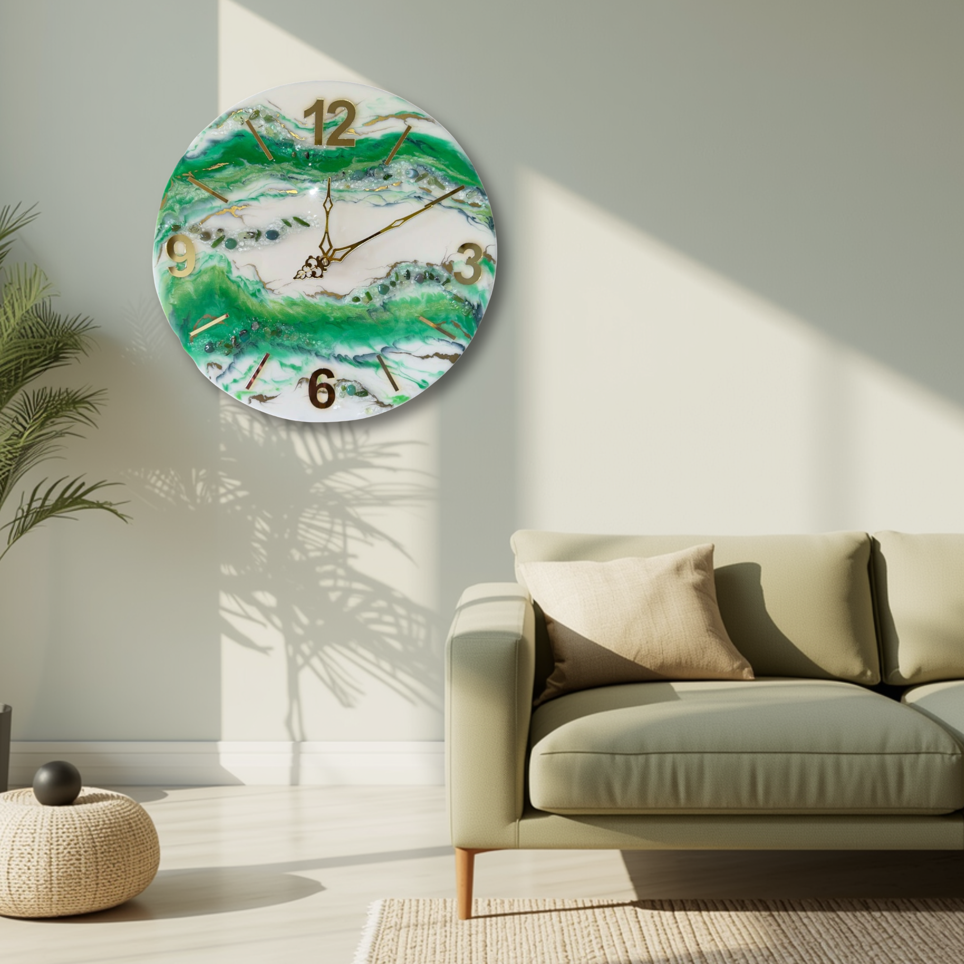 Eine runde Wanduhr aus Epoxidharz im Geoden-Stil mit grünen, weißen und goldenen Mustern, aufgehängt an einer hellen Wand über einem beigen Sofa mit Kissen in einem sonnendurchfluteten Raum mit einer Zimmerpflanze und einem kleinen runden Pouf.