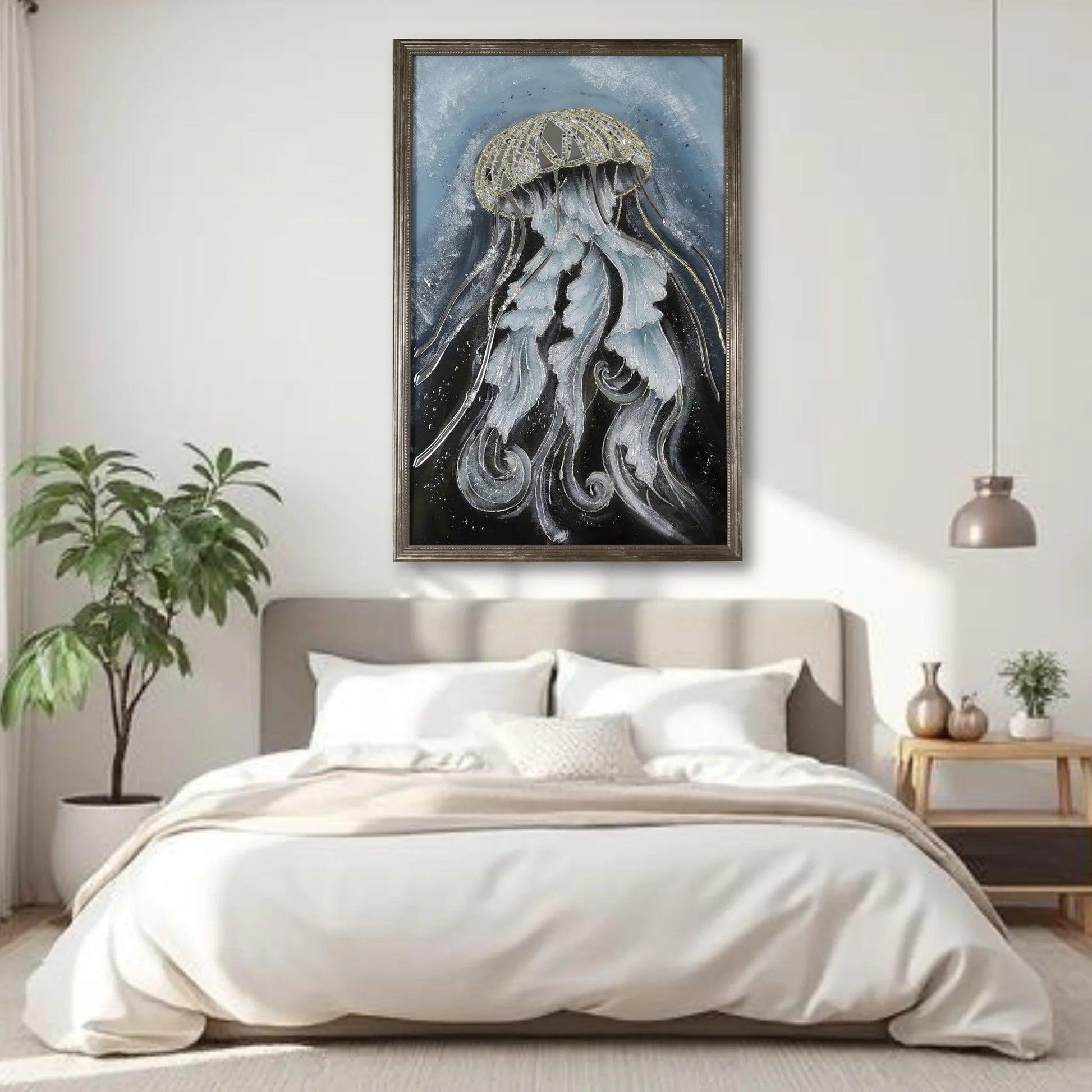 Großformatiges 3D Quallen-Gemälde mit goldenen Akzenten als luxuriöse Wanddekoration über einem Bett in einem hellen, modernen Schlafzimmer.