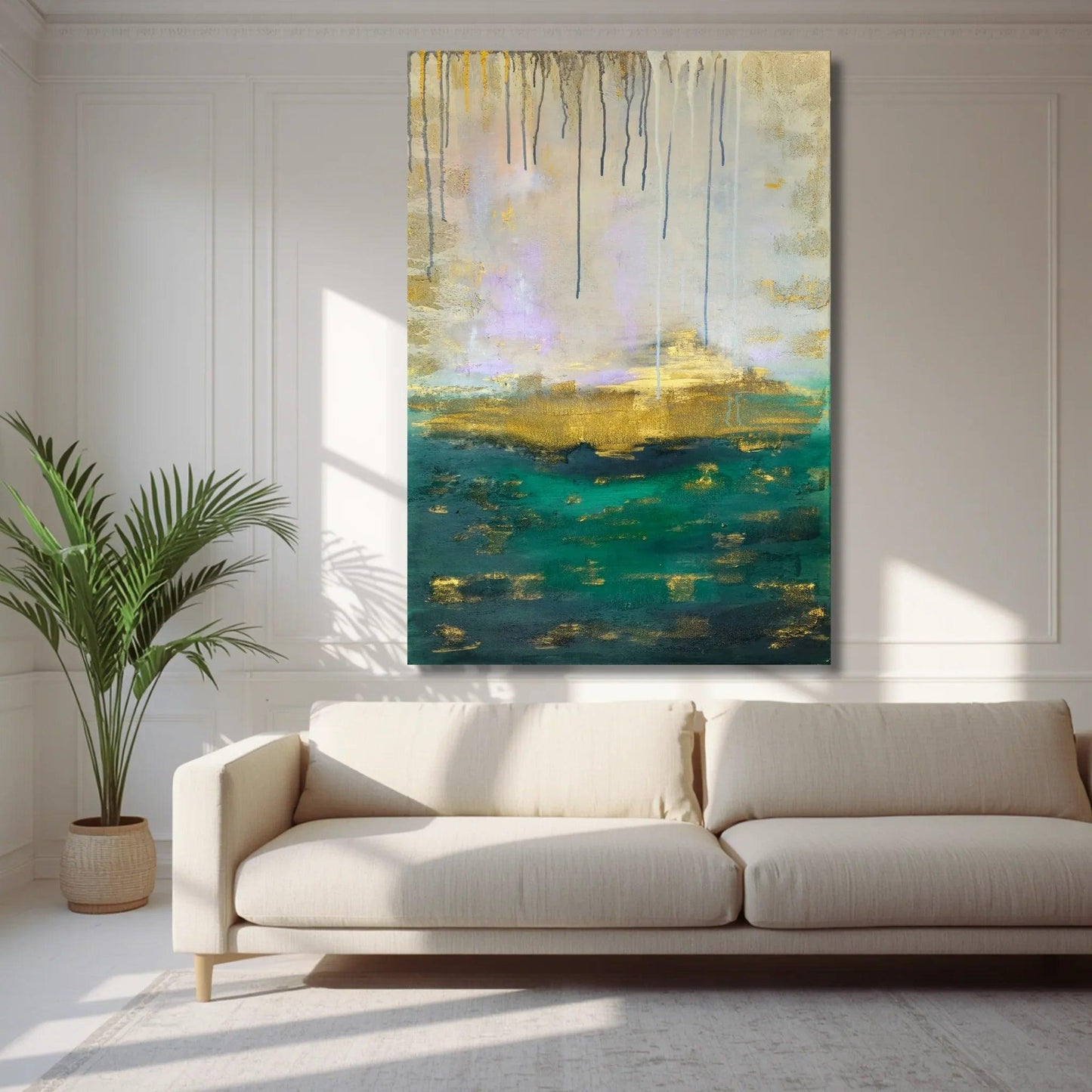 Großformatiges abstraktes Wandbild in Smaragdgrün und Gold als moderner Blickfang über einem hellen Sofa im Wohnzimmer.