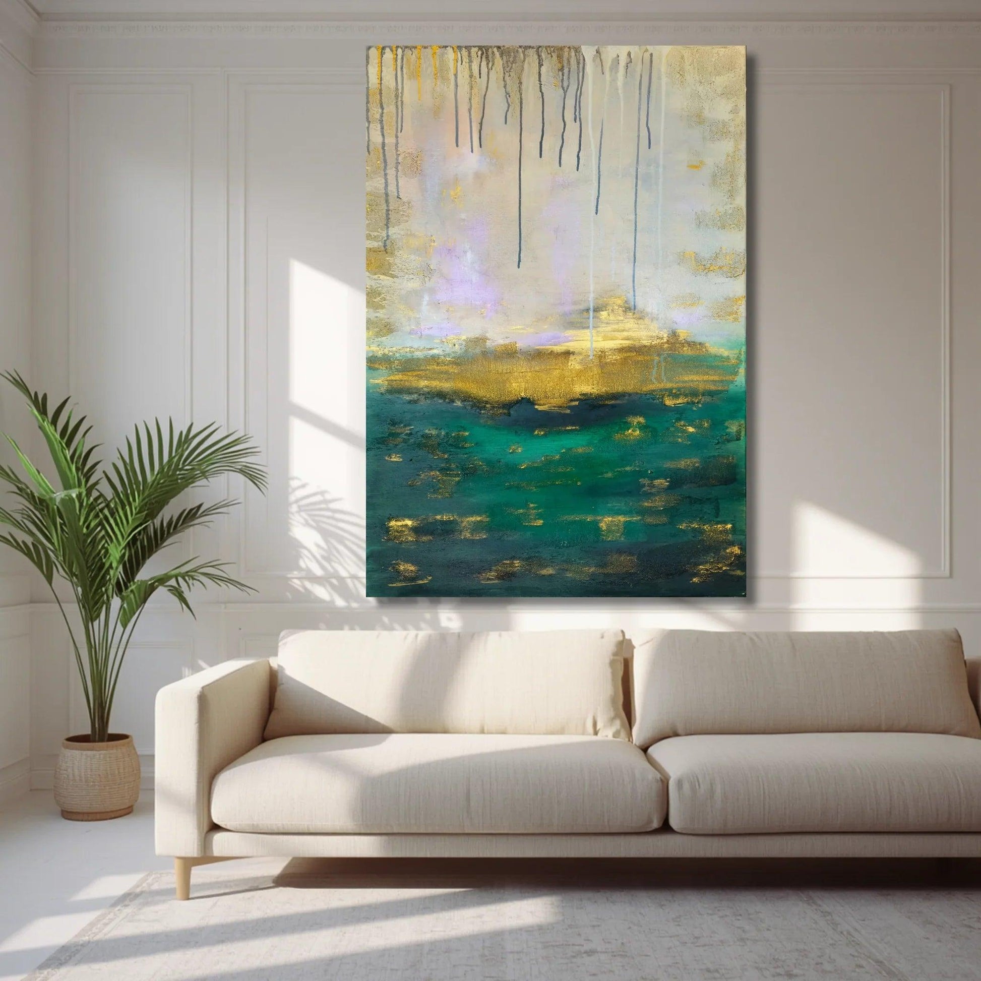 Großformatiges abstraktes Wandbild in Smaragdgrün und Gold als moderner Blickfang über einem hellen Sofa im Wohnzimmer.