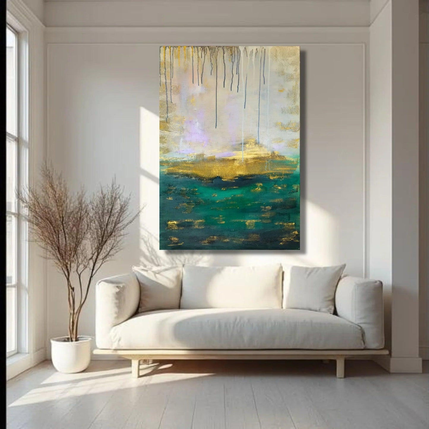 Großformatiges abstraktes Wandbild in Smaragdgrün und Gold als moderner Blickfang über einem hellen Sofa im Wohnzimmer.