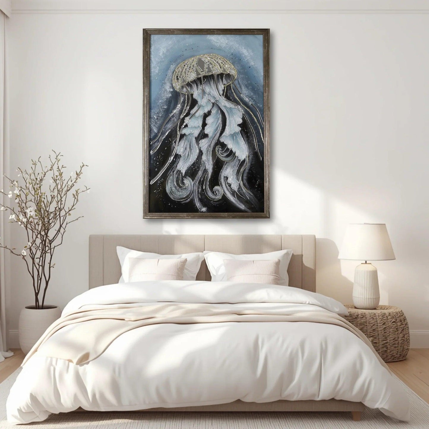 Modernes 3D Relief Wandbild Qualle Gold über einem Bett in hellem Schlafzimmer-Interieur mit Nachttischlampe und dekorativer Pflanze.