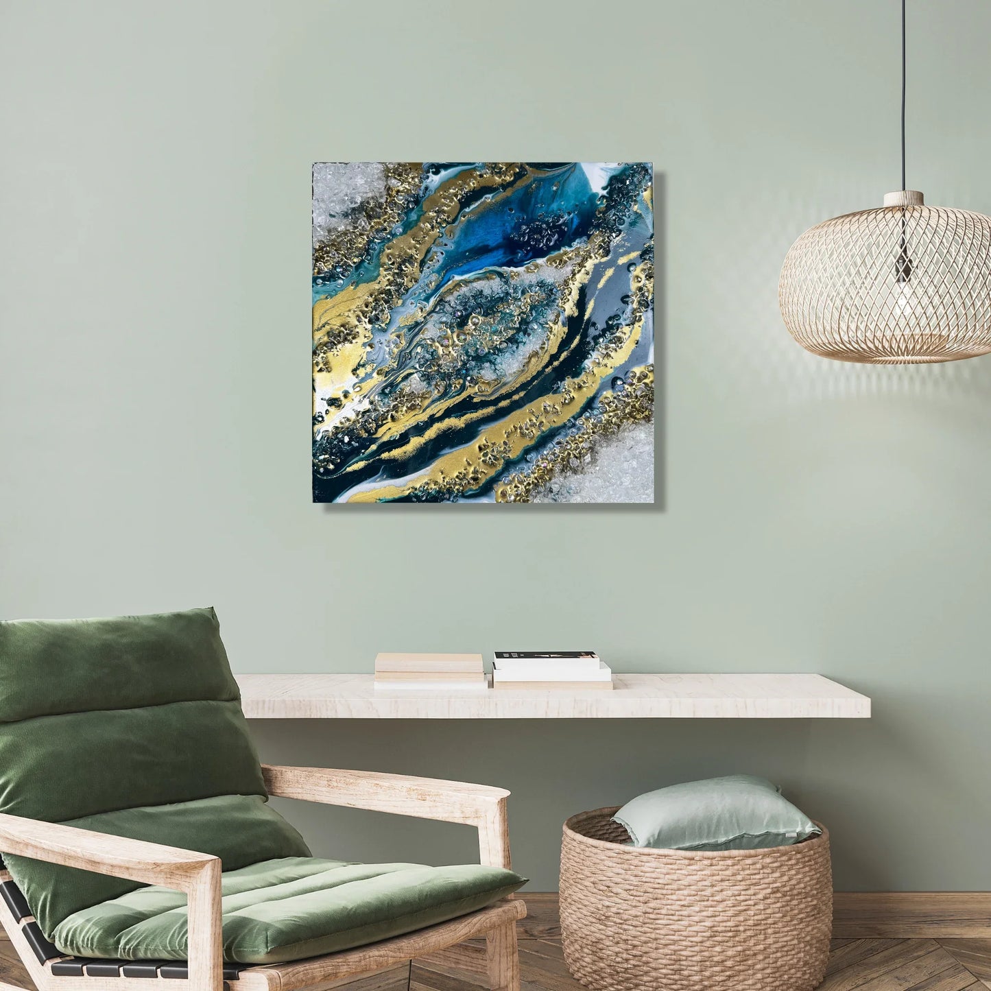 Modernes Geode Kunstbild in Blau und Gold an einer mintgrünen Wand im skandinavischen Wohnzimmer-Stil
