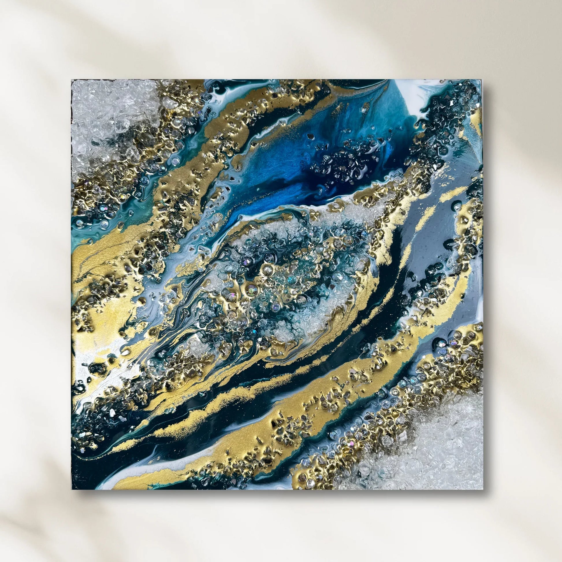 Handgefertigtes Resin Geode Kunstwerk mit Bergkristallen und Blattgold-Details in Blau-Nuancen
