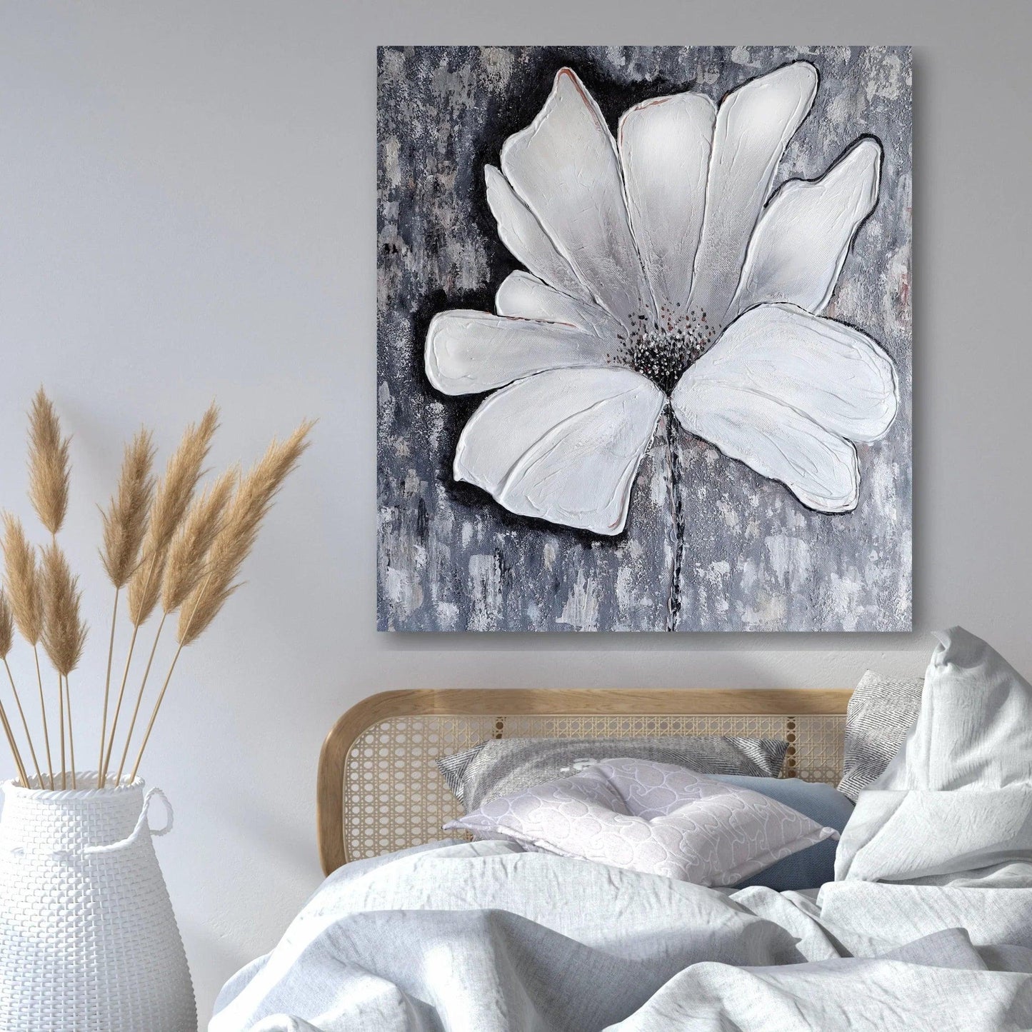 Modernes 3D Blumen Wandbild im Schlafzimmer über dem Bett – Beruhigende Wanddekoration mit weißer Blüte für eine entspannte Atmosphäre.