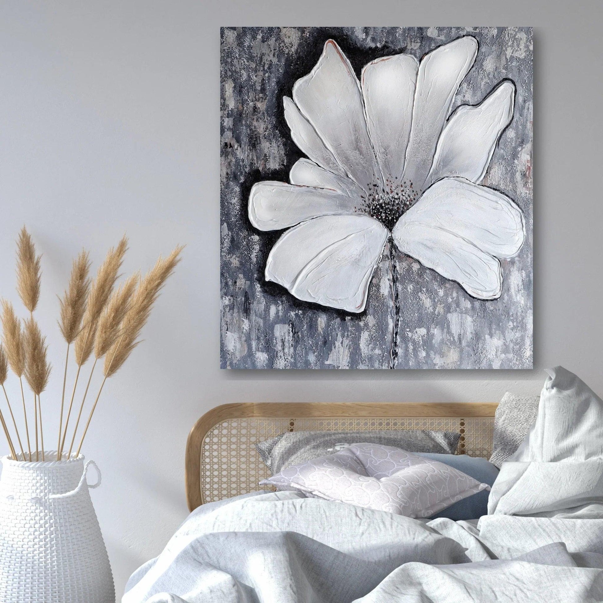 Modernes 3D Blumen Wandbild im Schlafzimmer über dem Bett – Beruhigende Wanddekoration mit weißer Blüte für eine entspannte Atmosphäre.