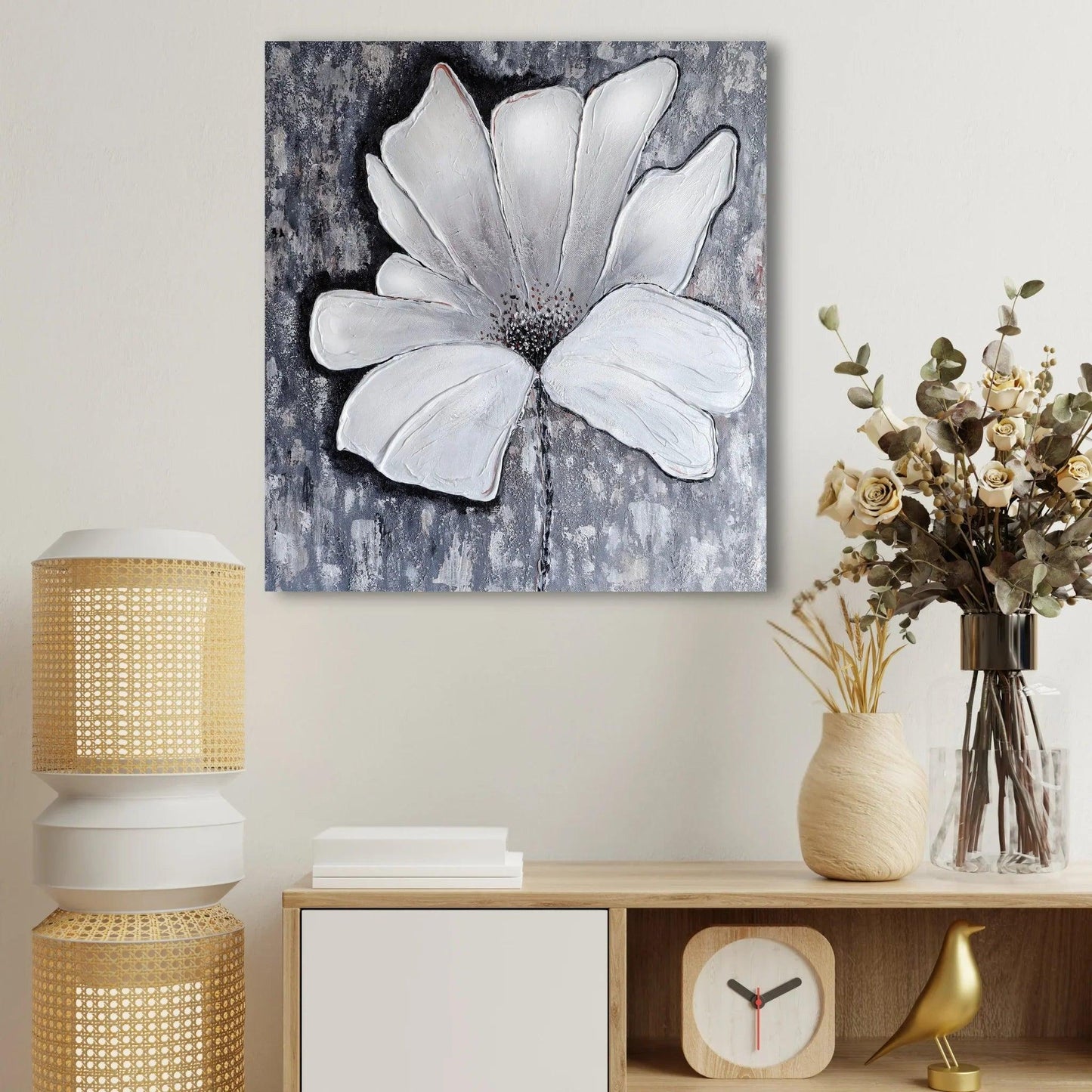 Modernes 3D Blumen Wandbild über einem Sideboard – Elegante Flurdekoration in Weiß und Grau mit handgemalter Struktur.