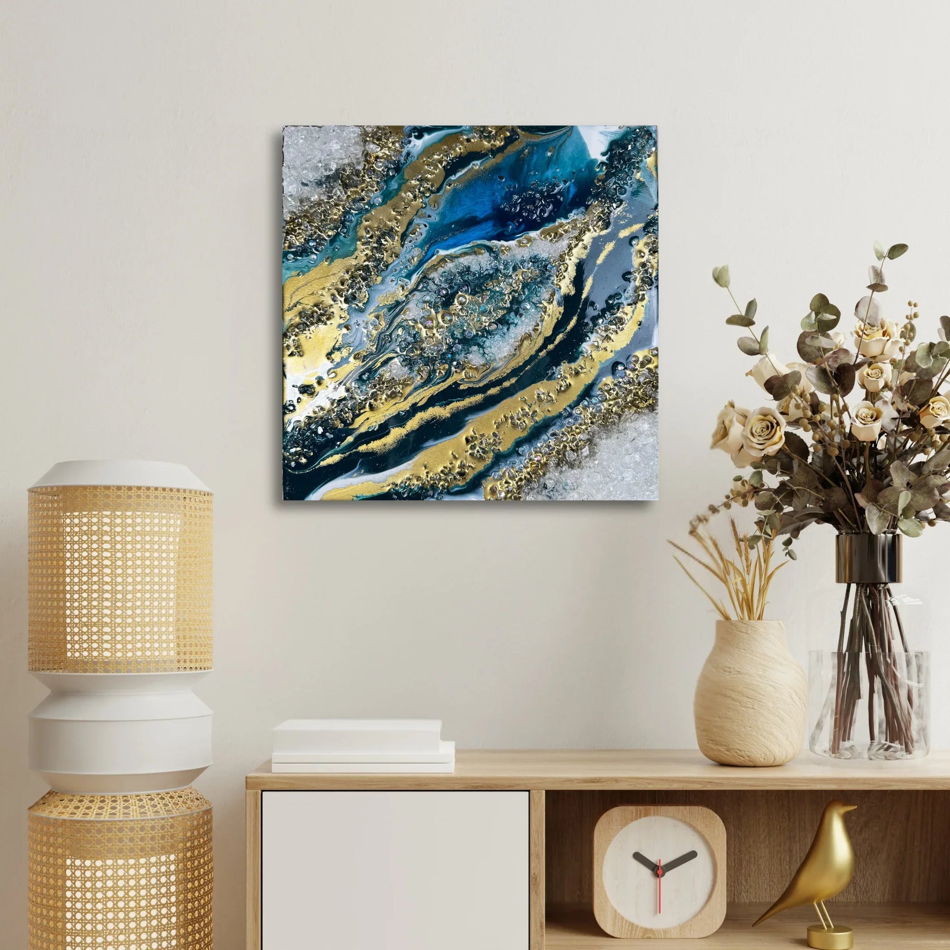 Luxuriöse Geode Wandkunst in Blau Gold über einer Kommode im modern eingerichteten Wohnzimmer
