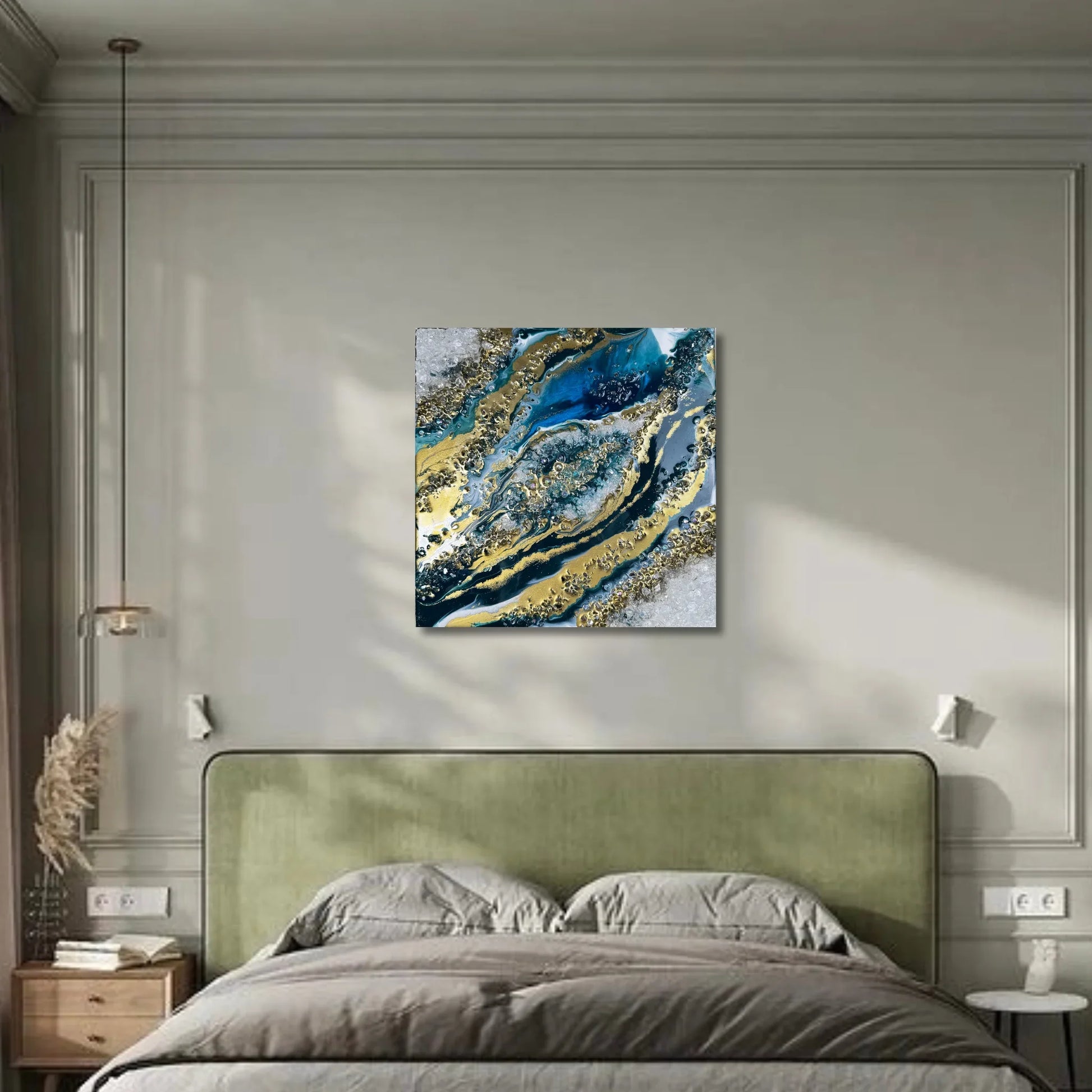 Geode Wandbild Blau Gold über dem Bett als stilvolle Schlafzimmer Dekoration im modernen Design
