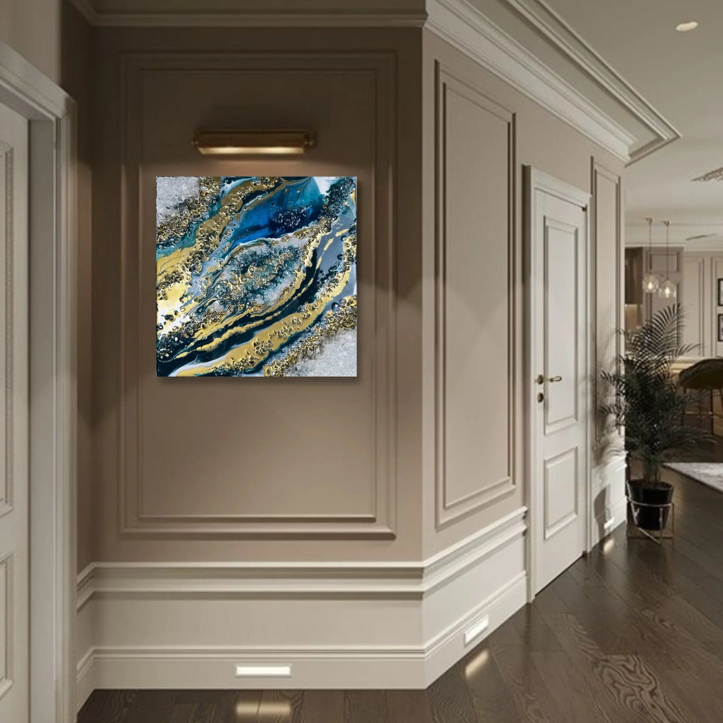 Elegantes Geode Wandbild Blau Gold als Flur-Deko unter einer Bilderleuchte im klassischen Interieur