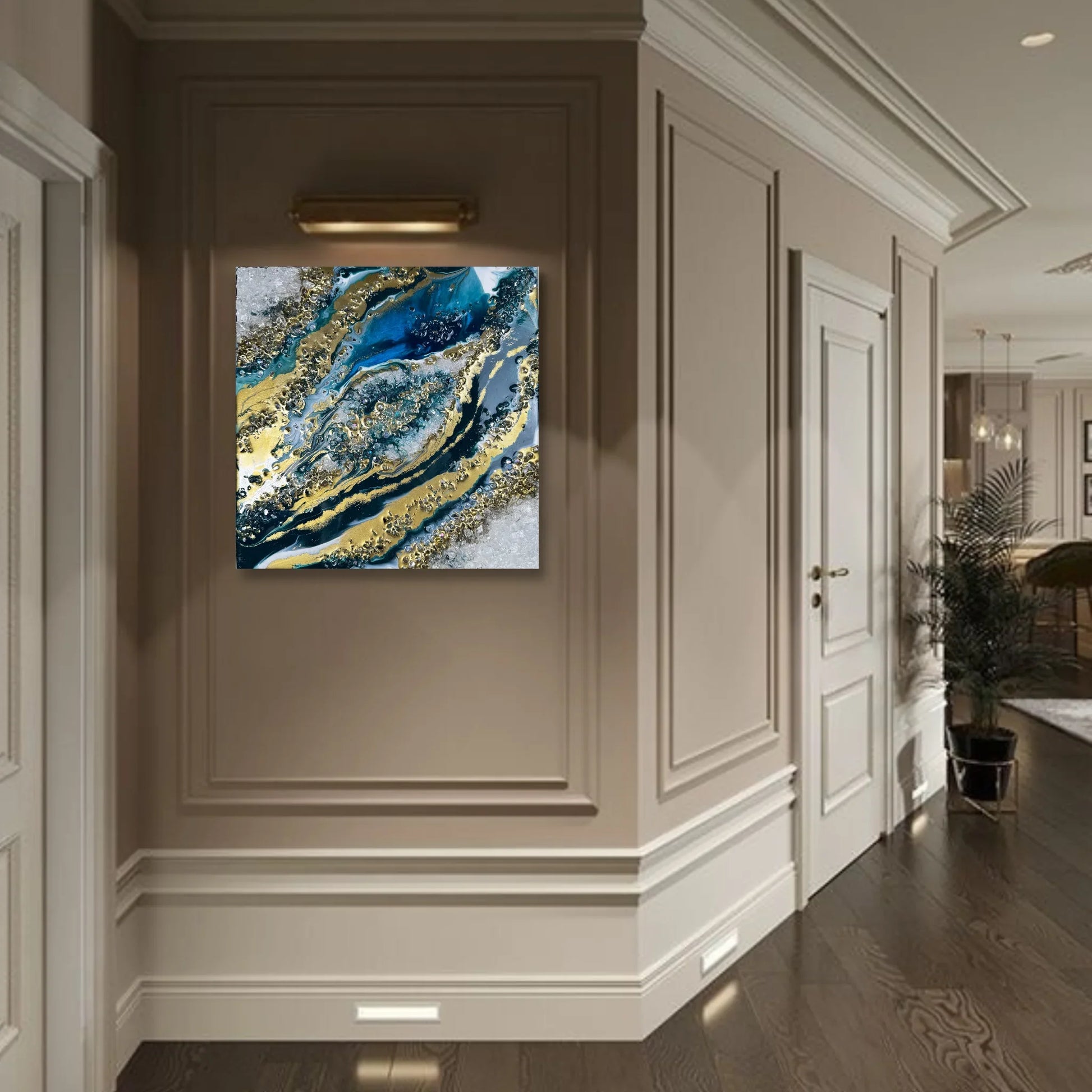 Elegantes Geode Wandbild Blau Gold als Flur-Deko unter einer Bilderleuchte im klassischen Interieur