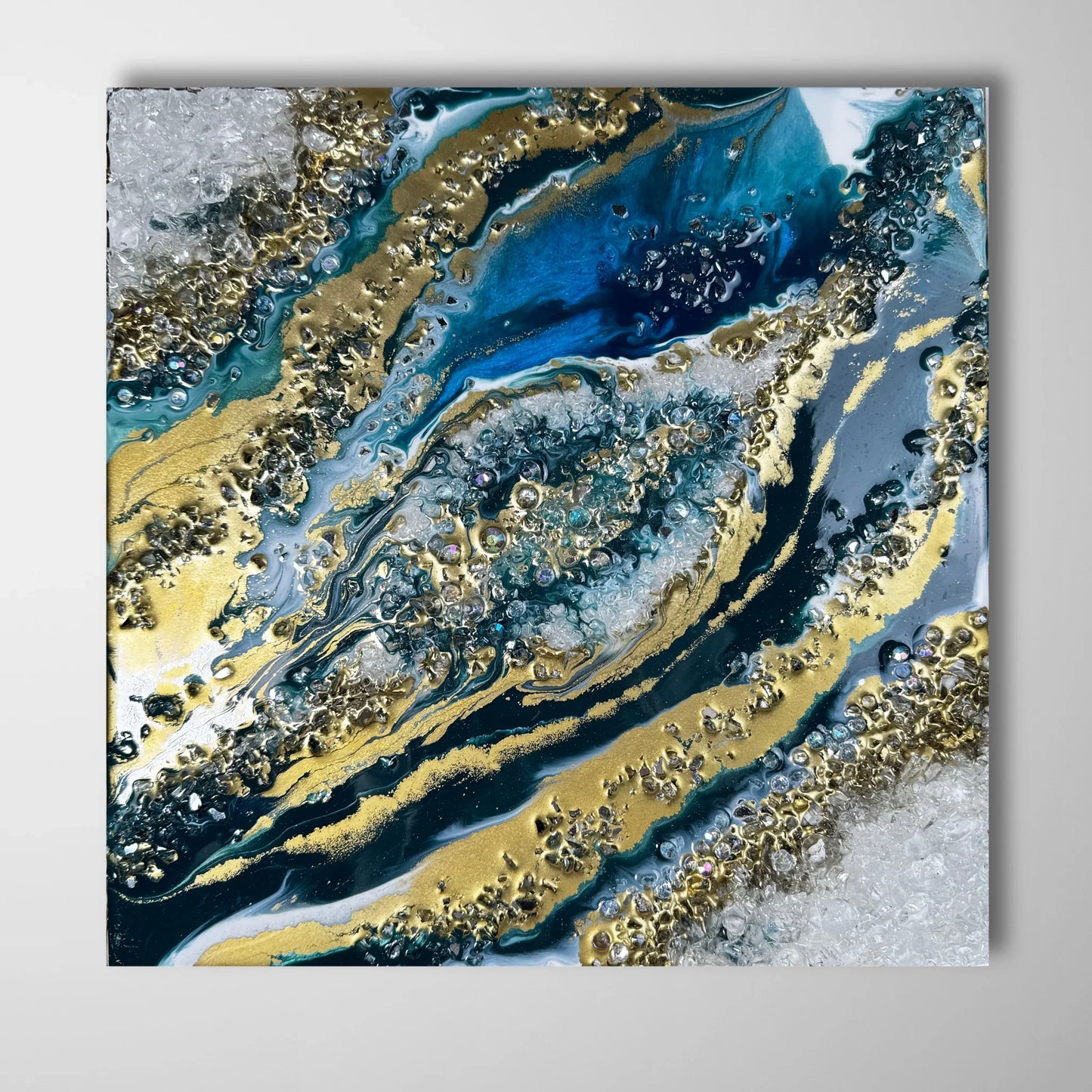 Geode Wandbild Resin Art in Blau und Gold mit echten Bergkristallen und 3D Struktur