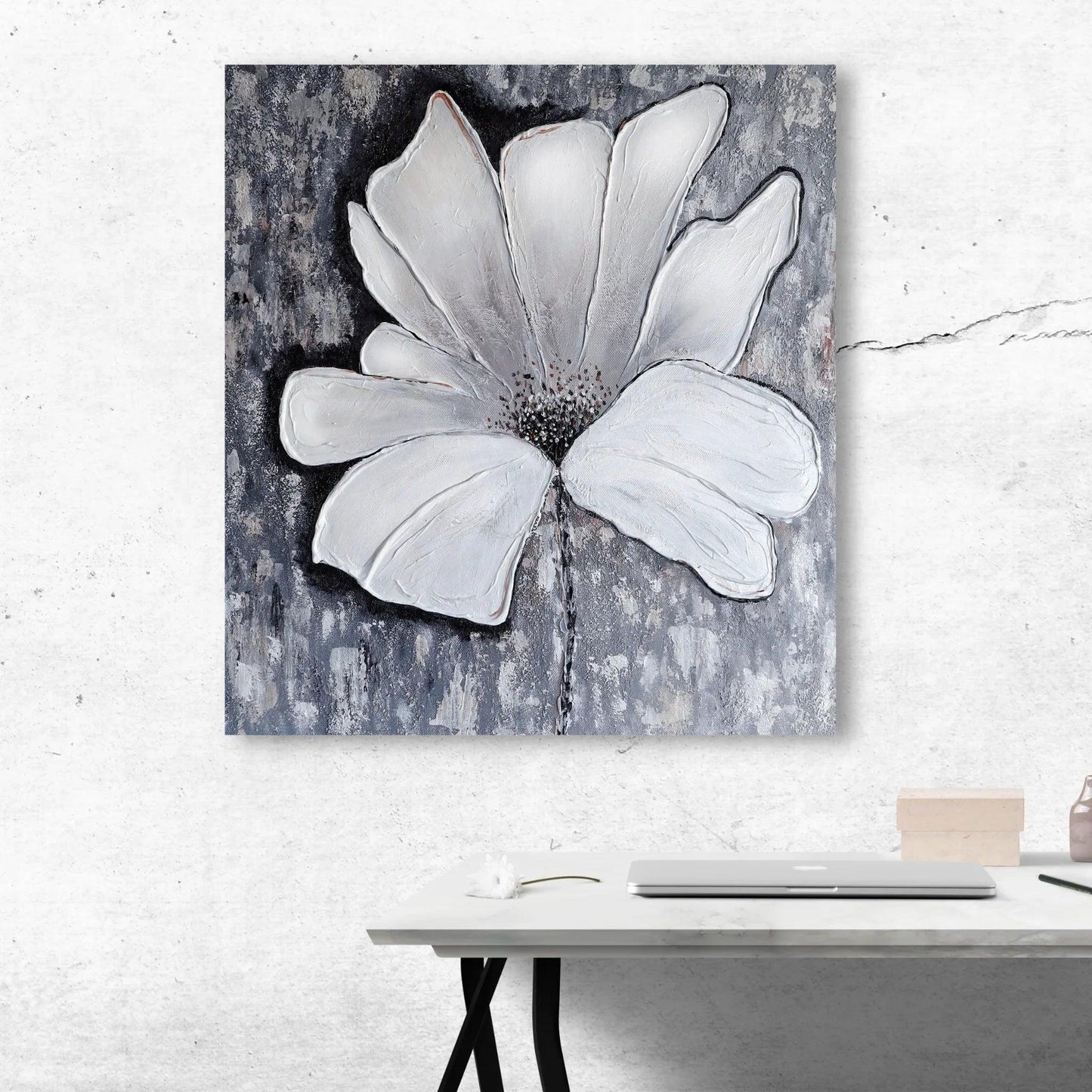 Modernes Blumen Wandbild über einem Schreibtisch im Büro – Elegante Wanddekoration für das Home Office in Weiß und Grau.