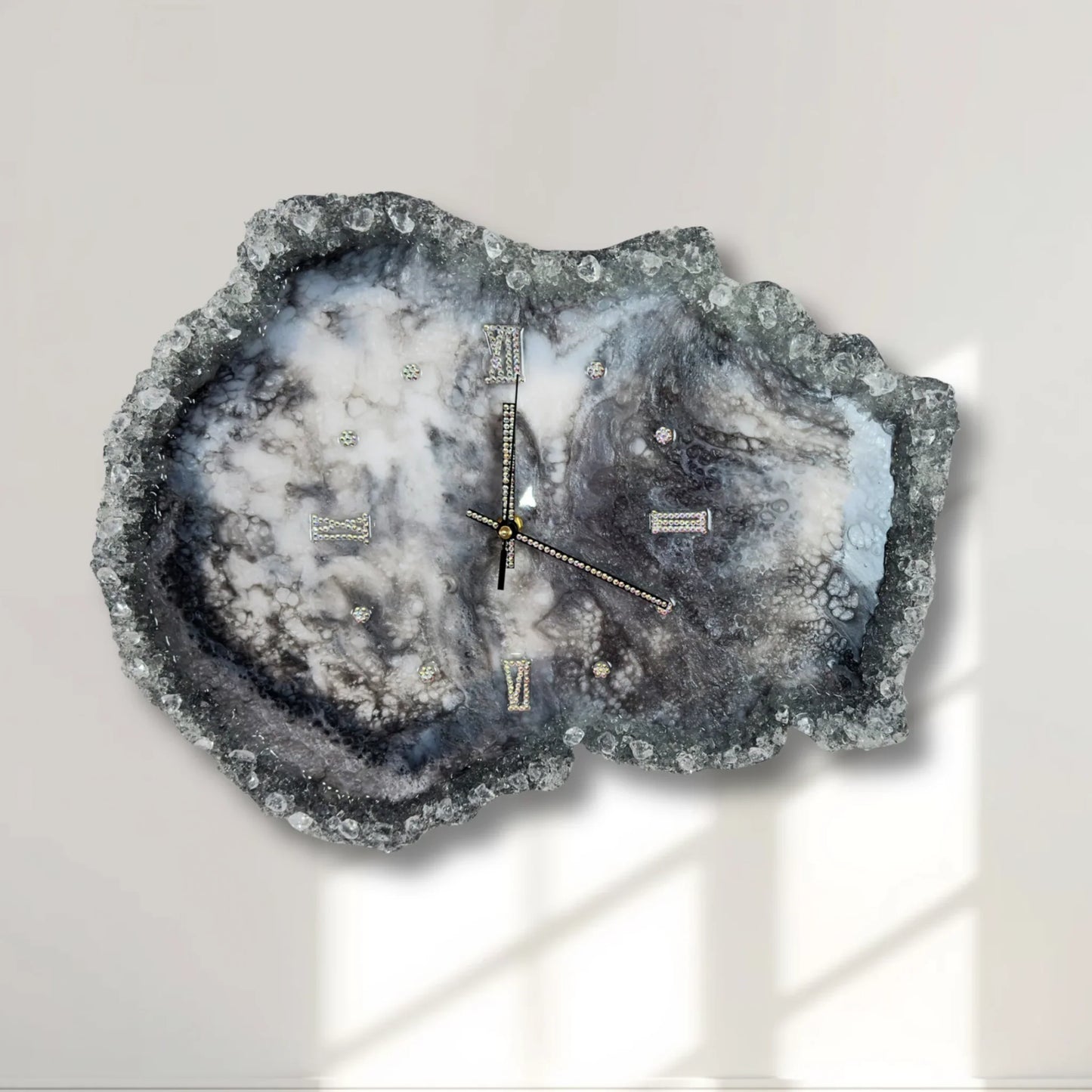 Moderne Wanduhr aus Epoxidharz im Geoden-Stil mit Marmoreffekt in Grau- und Weißtönen, verziert mit Kristallen am Rand und glitzernden Markierungen