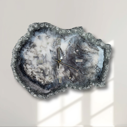 Moderne Wanduhr aus Epoxidharz im Geoden-Stil mit Marmoreffekt in Grau- und Weißtönen, verziert mit Kristallen am Rand und glitzernden Markierungen
