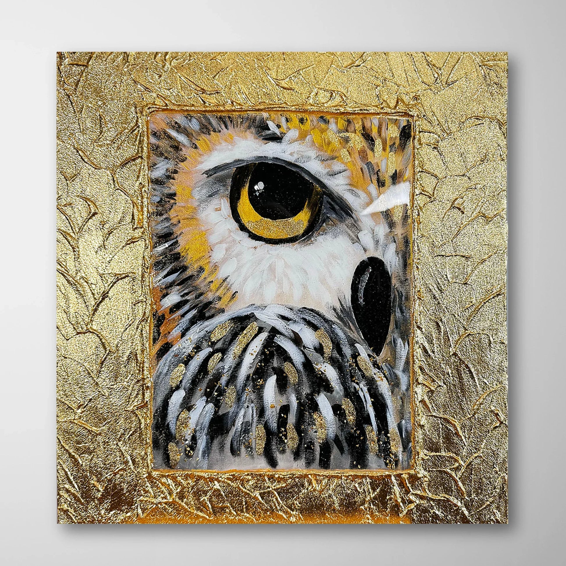 Handgemaltes Eule Wandbild mit Fokus auf das Auge, goldene 3D-Relief-Struktur und echtes Blattgold auf Leinwand.
