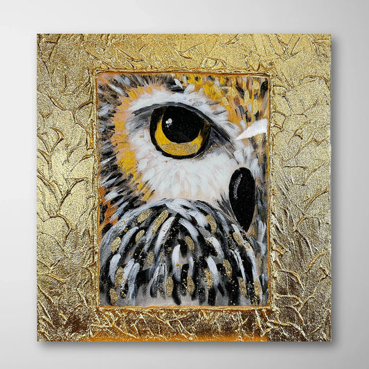 Handgemaltes Eule Wandbild mit Fokus auf das Auge, goldene 3D-Relief-Struktur und echtes Blattgold auf Leinwand.