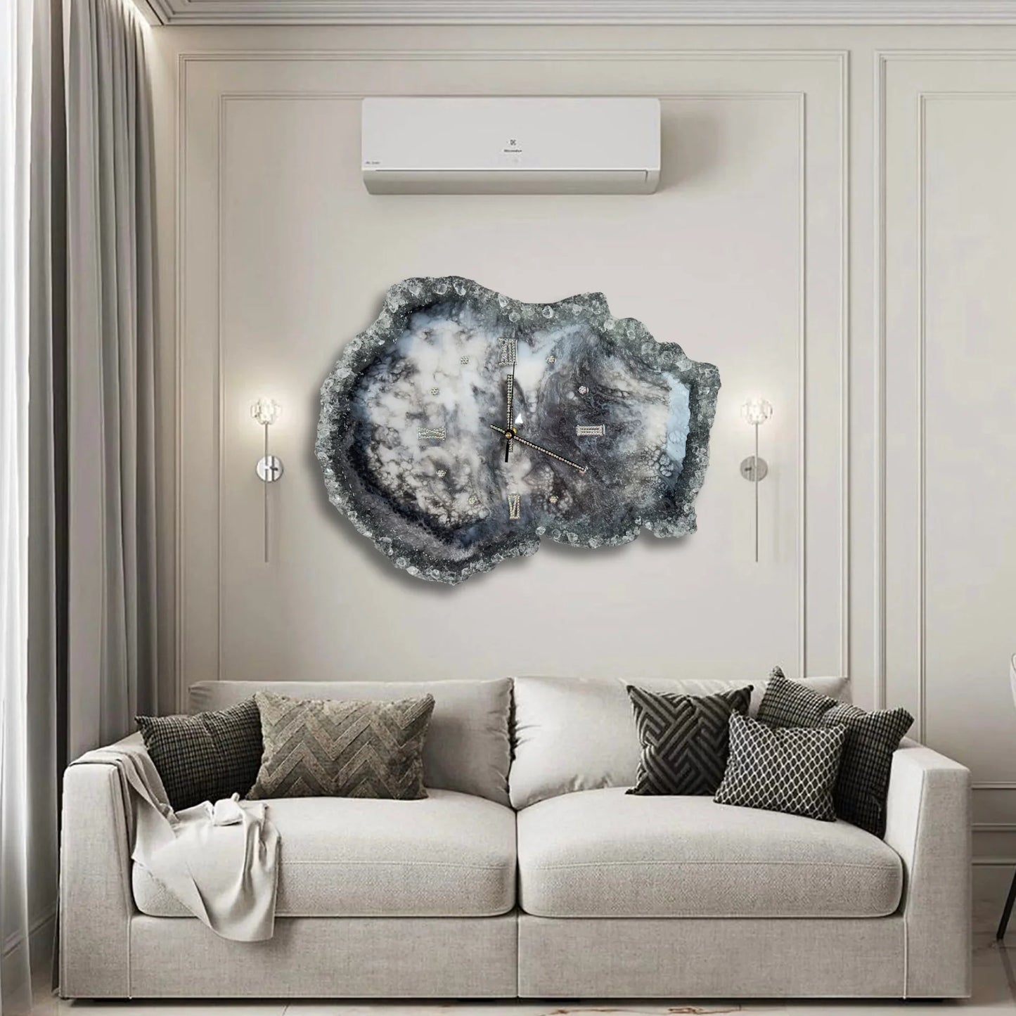 "Luxuriöse Wanduhr aus Epoxidharz im Geoden-Stil als zentrales Wanddekor über einem Sofa, flankiert von eleganten Wandleuchten in einem klassisch modernen Interieur."