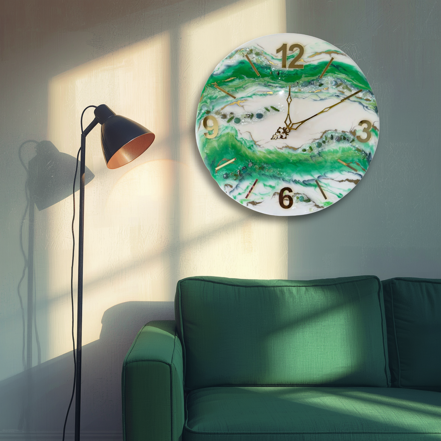 Eine runde Wanduhr aus Epoxidharz im Geoden-Stil mit grünen, weißen und goldenen Mustern, aufgehängt an einer hellen Wand über einem grünen Sofa, beleuchtet von warmem Sonnenlicht neben einer schwarzen Stehlampe.