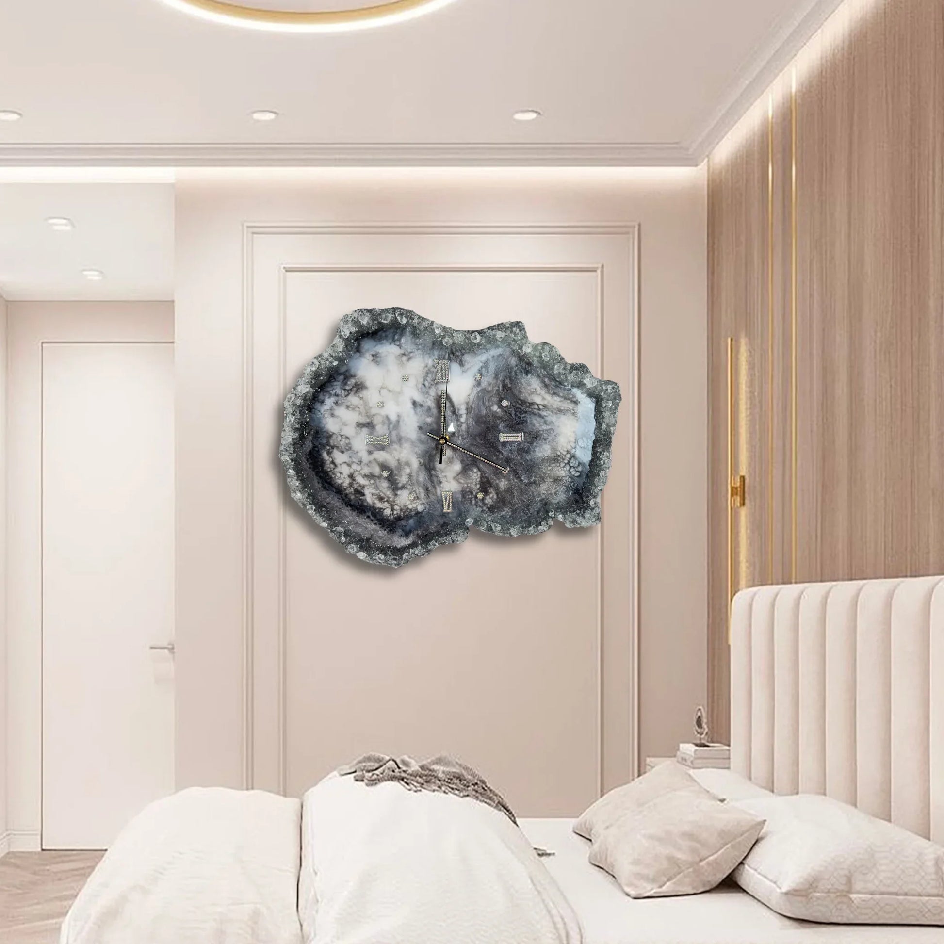 Große Wanduhr aus Epoxidharz im Geoden-Look als exklusives Dekorations-Highlight an einer hellen Wand in einem eleganten, warm beleuchteten Schlafzimmer."