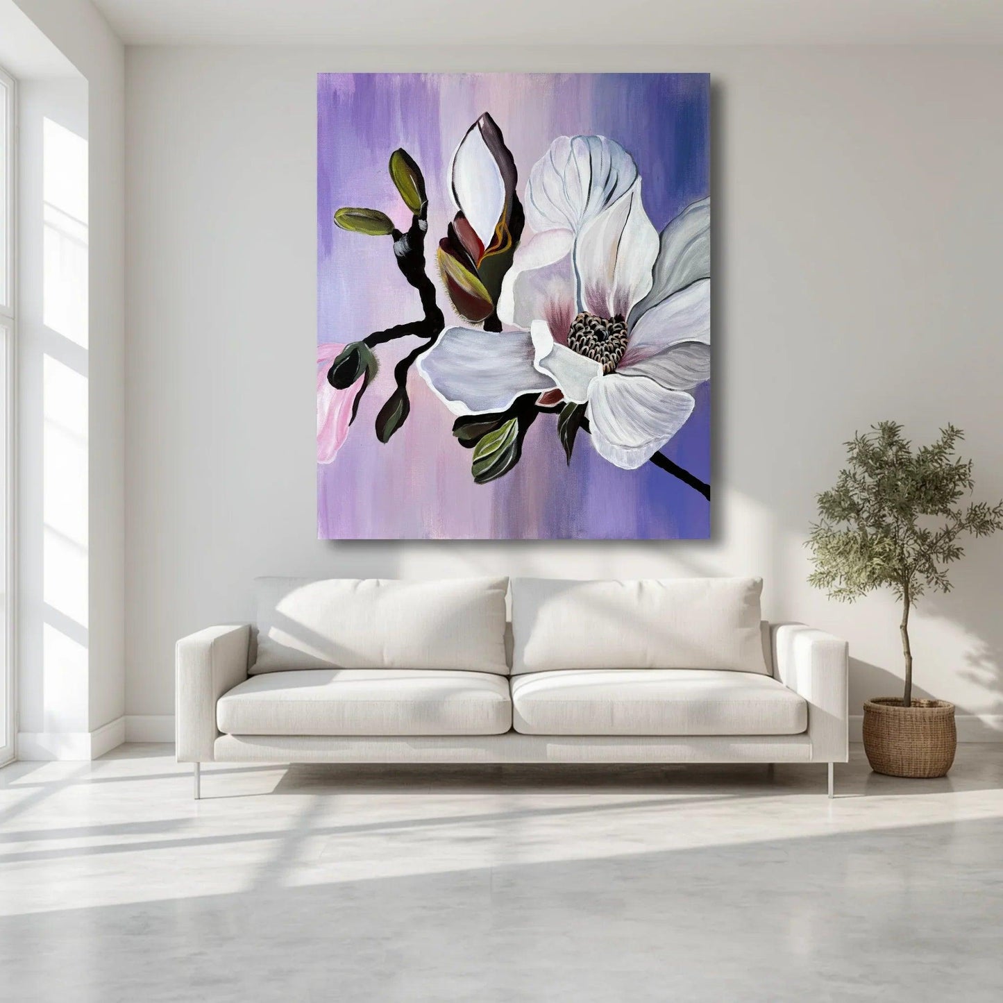 Modernes handgemaltes Magnolien-Wandbild in Weiß und Violett, großformatige florale Kunst über einem weißen Sofa in einem hellen, minimalistischen Wohnzimmer.
