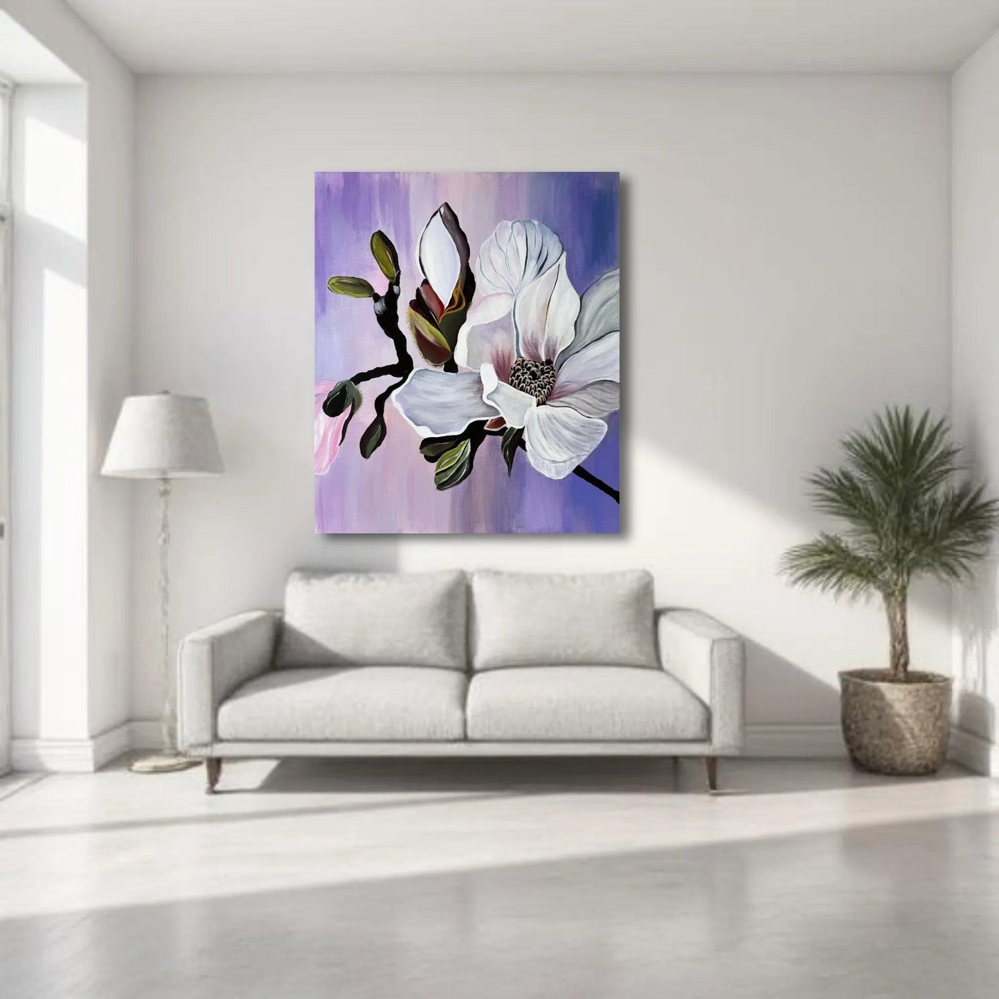 Modernes Magnolien Wandbild in einem hellen Wohnzimmer über einem grauen Sofa, handgemaltes Acrylgemälde als stilvolle Wanddekoration.