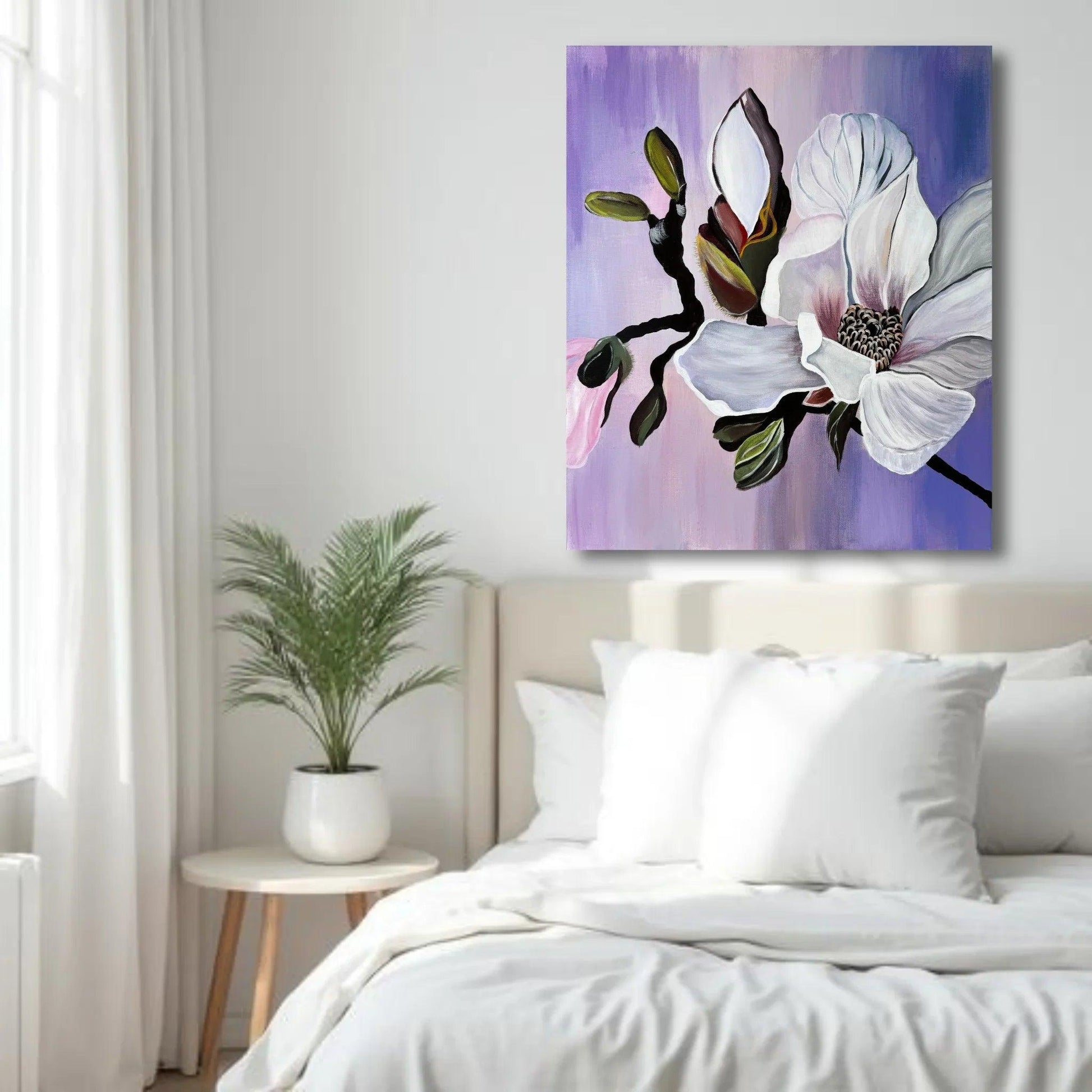 Modernes handgemaltes Magnolien-Wandbild in Weiß und Violett über einem hellen Bett, florale Schlafzimmer-Deko für eine entspannte Atmosphäre.
