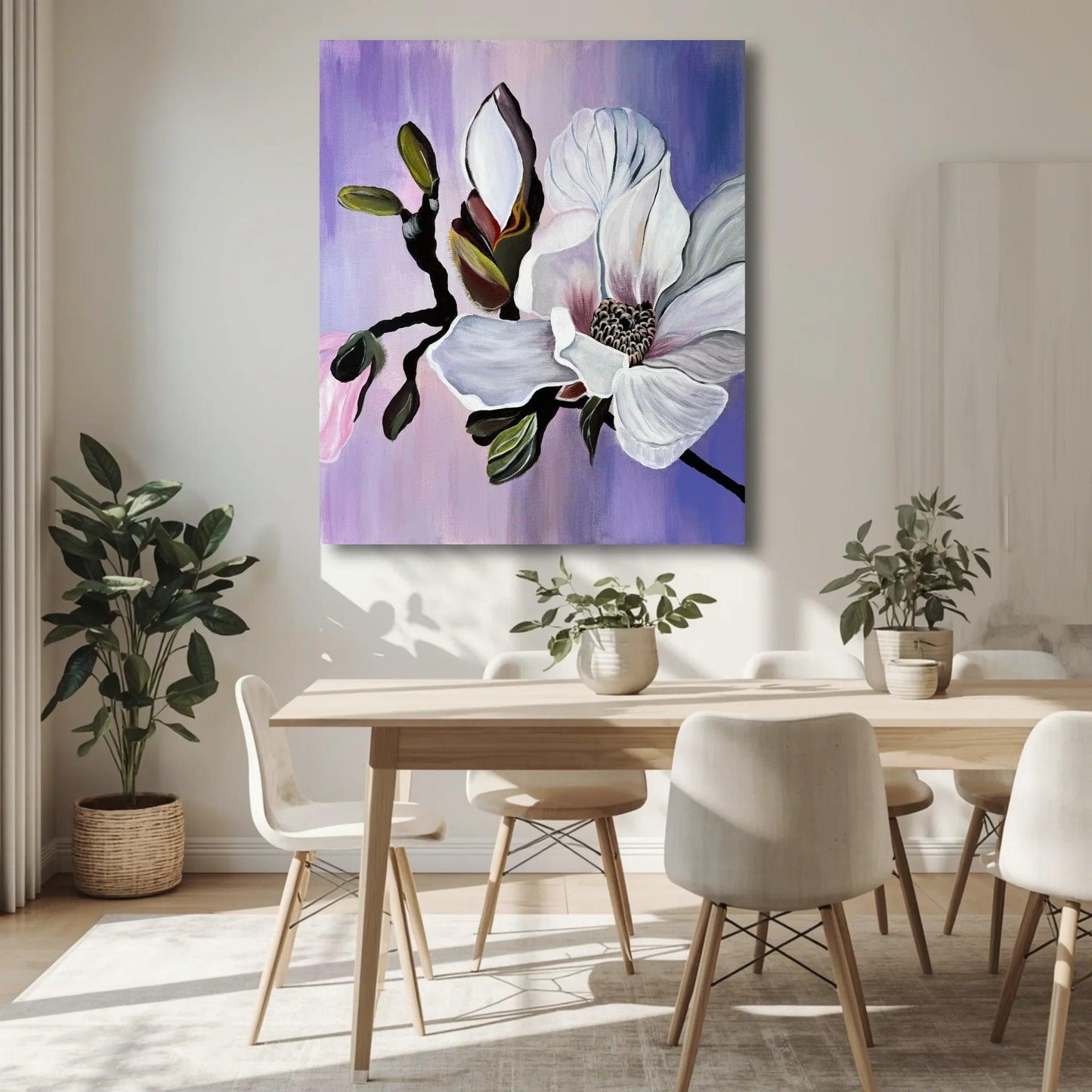 Modernes handgemaltes Magnolien-Wandbild in Weiß und Violett über einem Esstisch, florale Wanddekoration für ein helles Esszimmer im skandinavischen Stil.
