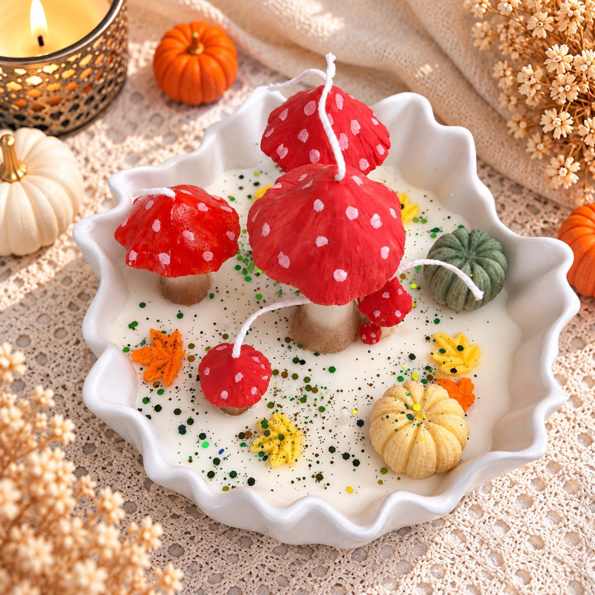 Fliegenpilz Duftkerze von oben – rote Pilzkerzen mit Kürbissen und Herbstblättern in weißer Keramik Bowl, Wald Herbstdeko
