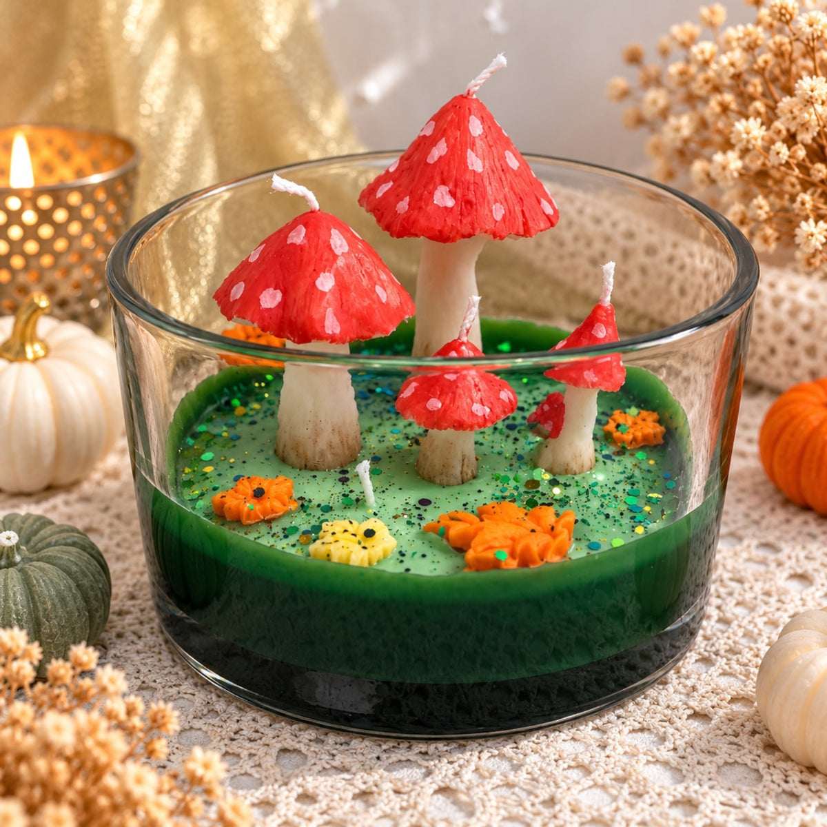 Pilzkerze im Glas – rote Fliegenpilze auf grüner Wachsbasis in transparenter Glasschale, Wald Herbstdeko
