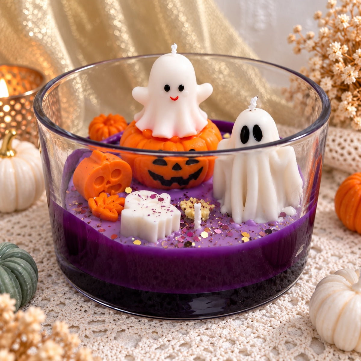Halloween Geisterkerze in Glasschale – weiße Geister und Kürbis aus Wachs in lila Kerzenmasse, handgemacht
