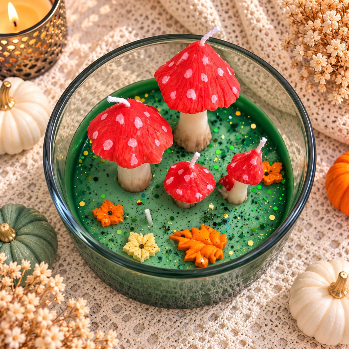 Große Pilz Bowl von oben – vier rote Fliegenpilzkerzen in grüner Wachsbasis mit Herbstblättern, Duftkerze Waldmotiv
