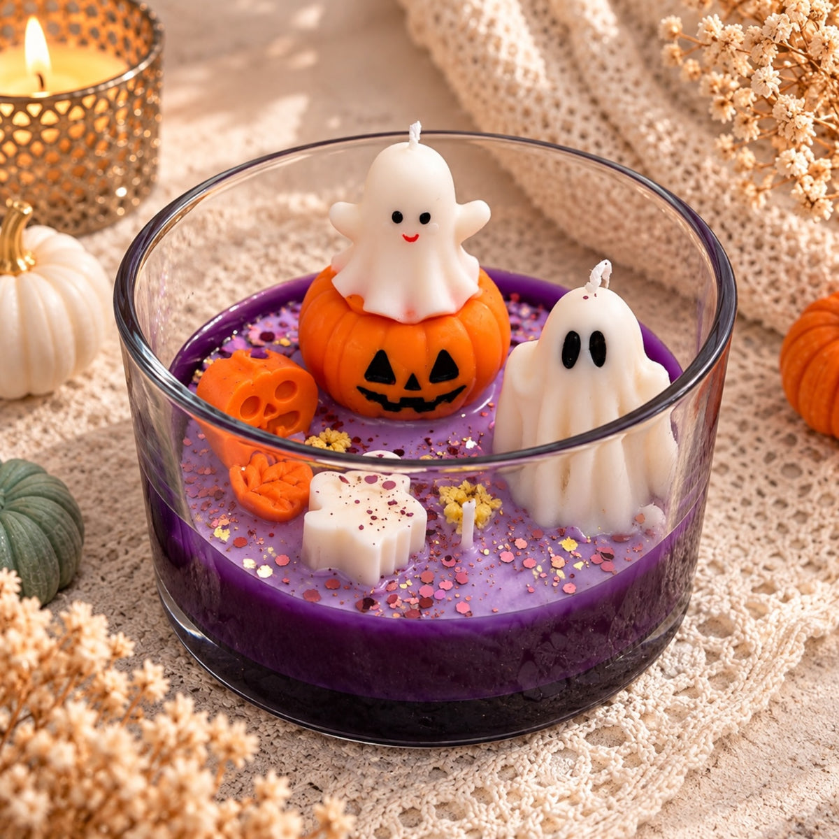 Detailansicht der Halloween Kerzen-Bowl – Geister und Kürbis-Wachsfiguren in transparenter Glasschale