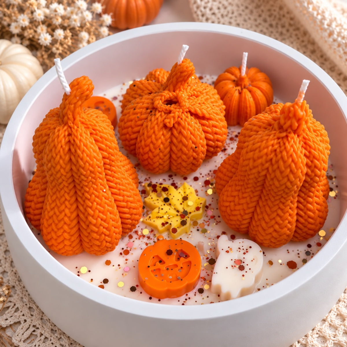 Große Kürbis-Bowl mit Strickoptik-Kürbiskerzen in Orange – Herbstdeko Duftkerze in runder Keramikschale
