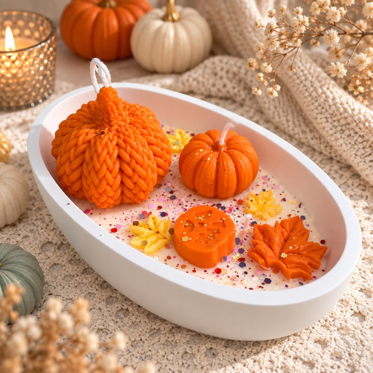 Kürbis-Duftkerze in ovaler weißer Bowl – großer Strickoptik-Kürbis mit Herbstblättern und Kürbismotiven, Cozy Herbstdeko
