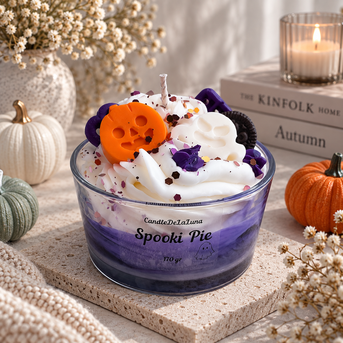 Spooki Pie Dessertkerze im Glas – lila Wachsbasis mit Geist, Kürbis und Oreo-Deko, Halloween Duftkerze von CandleDeLaLuna
