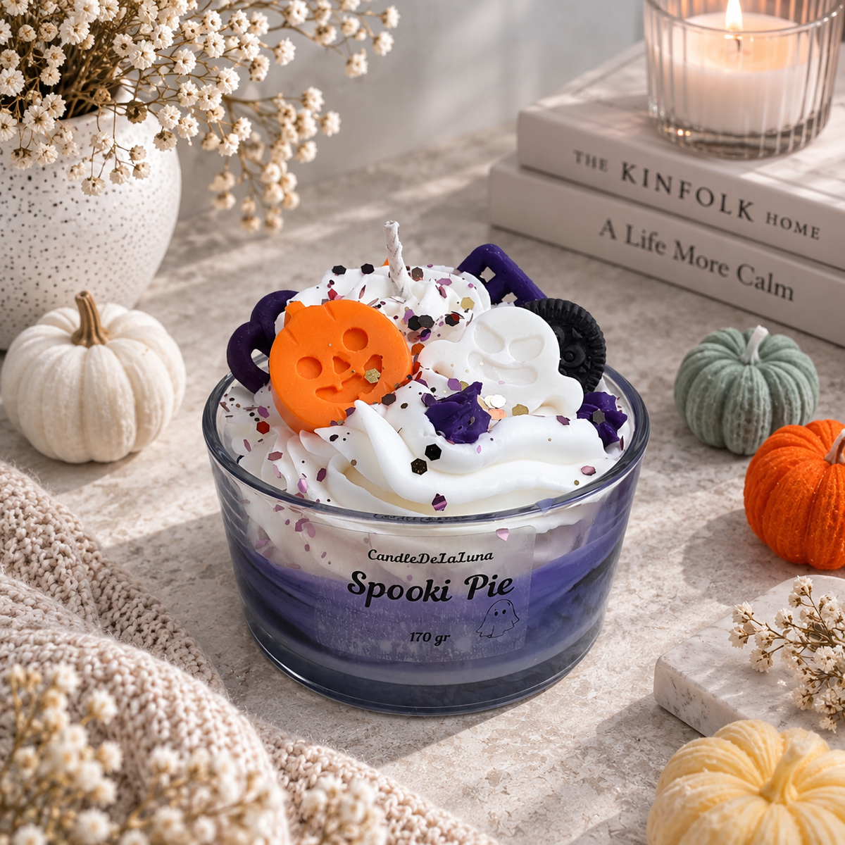 Spooki Pie Duftkerze im Glas – Halloween Dessertkerze mit Geist & Kürbis, Herbst Deko