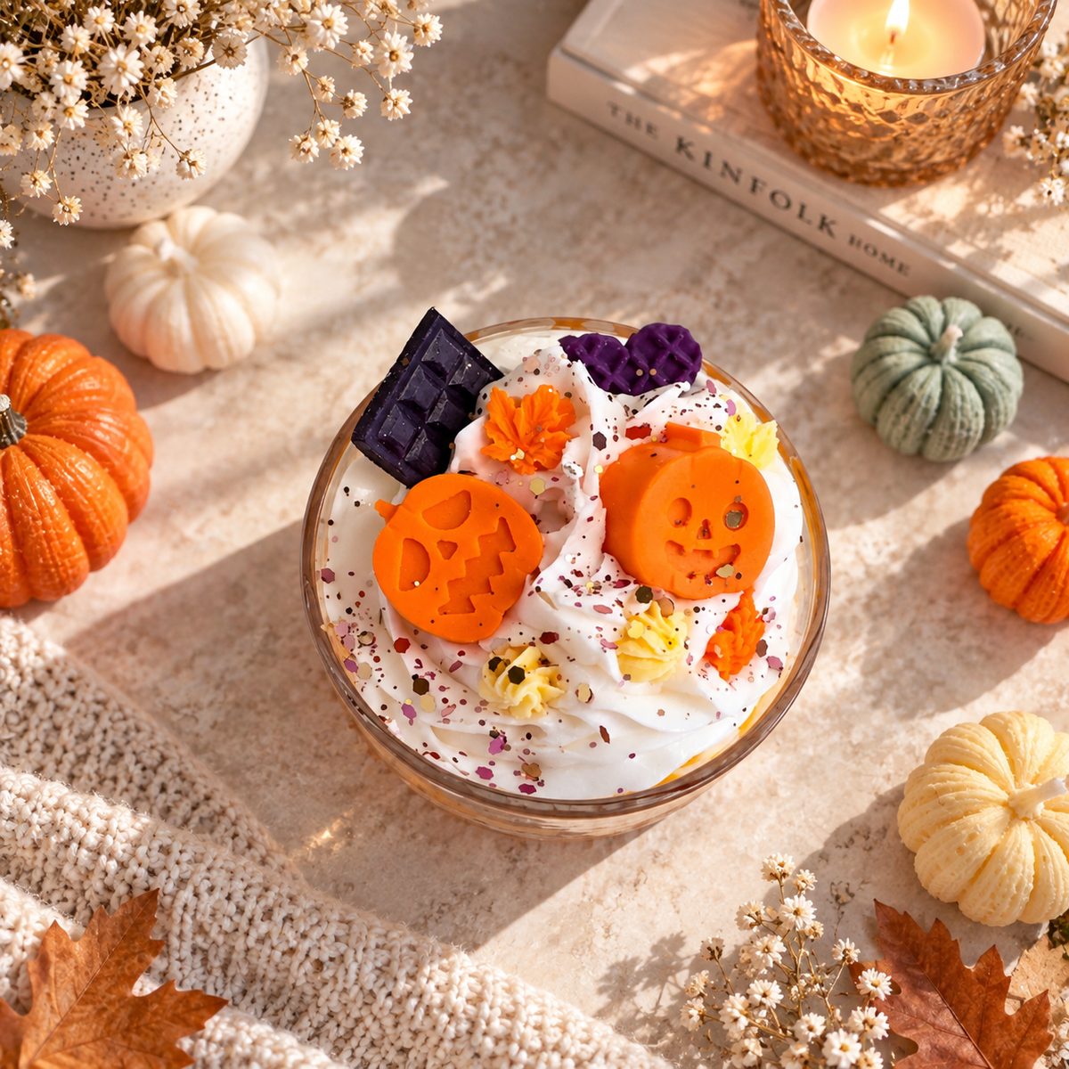 Pumpkin Pie Kerze von oben – zwei Jack-o'-lantern-Kürbisse aus Wachs mit bunter Halloween-Deko, handgefertigte Dessertkerze von DaarArt
