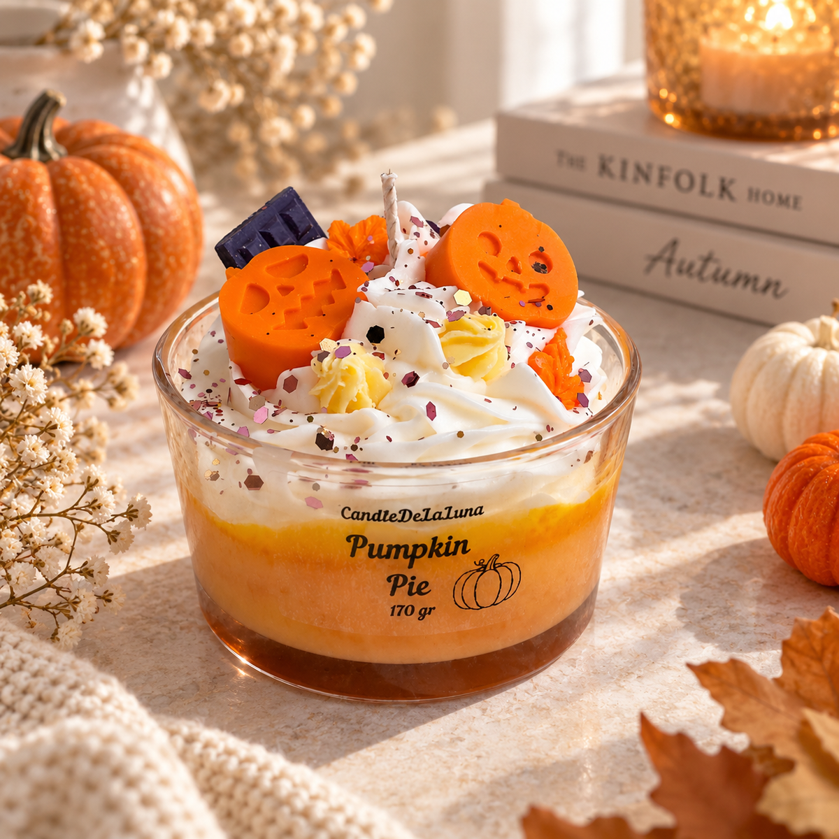 Pumpkin Pie Duftkerze im Glas – Kürbis- und Halloween-Wachsdetails mit Glitter auf cremigem Wachs, Herbst Tischdeko von DaarArt
