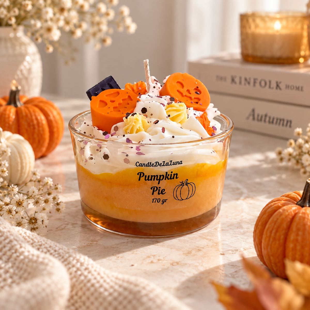 Pumpkin Pie Dessertkerze im Glas – orangefarbene Kürbis-Wachsdekoration auf weißer Cremeschicht, Halloween Duftkerze von CandleDeLaLuna
