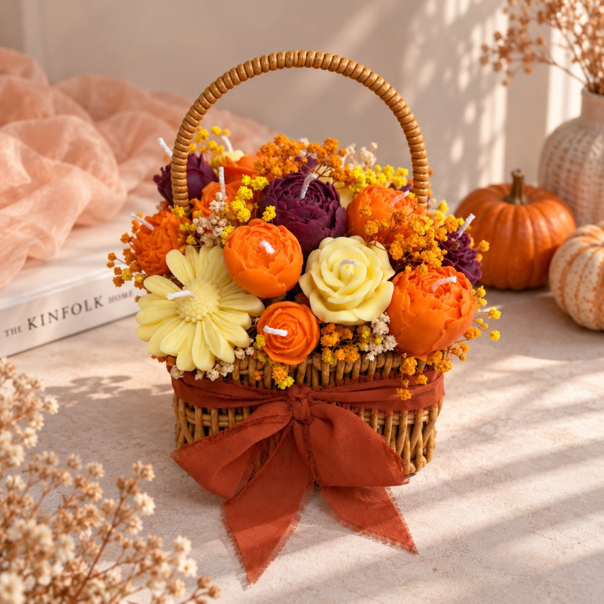Herbst Blumenkerzen im Körbchen – Rosenkerzen in Orange, Lila und Gelb mit Trockenblumen, handgefertigter Kerzenstrauß von DaarArt

