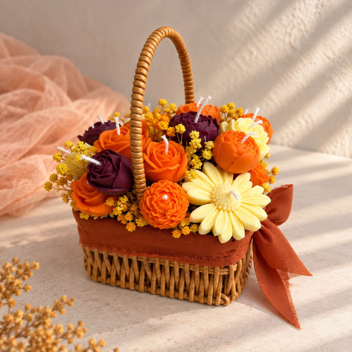 Herbst Blumenkerzen im Körbchen Quader – Rosen- und Pfingstrosenkerzen in Orange, Lila und Gelb mit Gerbera und Trockenblumen, DaarArt
