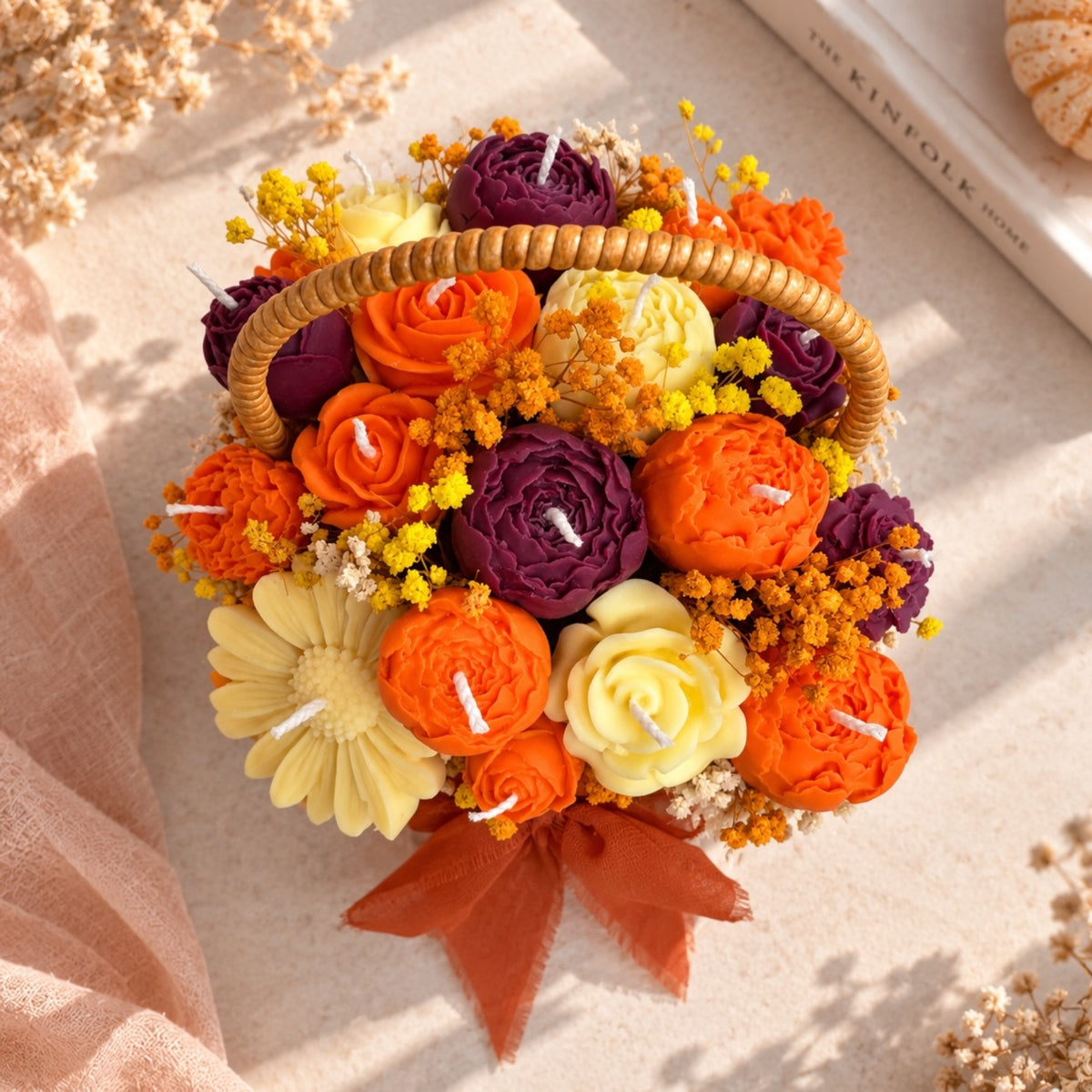Herbst Kerzenstrauß von oben – Pfingstrose- und Rosenkerzen in Orange, Bordeaux und Gelb mit Trockenblumen, handgefertigter Duftkerzenstrauß
