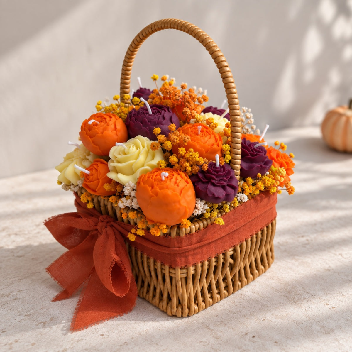 Herbst Kerzenstrauß seitlich – Blumenkerzen in Orange, Bordeaux und Weiß mit roter Schleife und Trockenblumen, Kerzengeschenk von DaarArt
