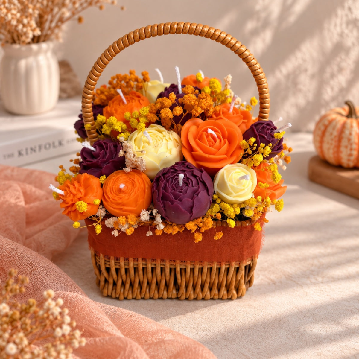 Herbst Blumenkerzen Körbchen von vorne – Rosenkerzen in Orange, Lila und Creme mit Trockenblumen und Kürbis, Herbst Tischdeko von DaarArt

