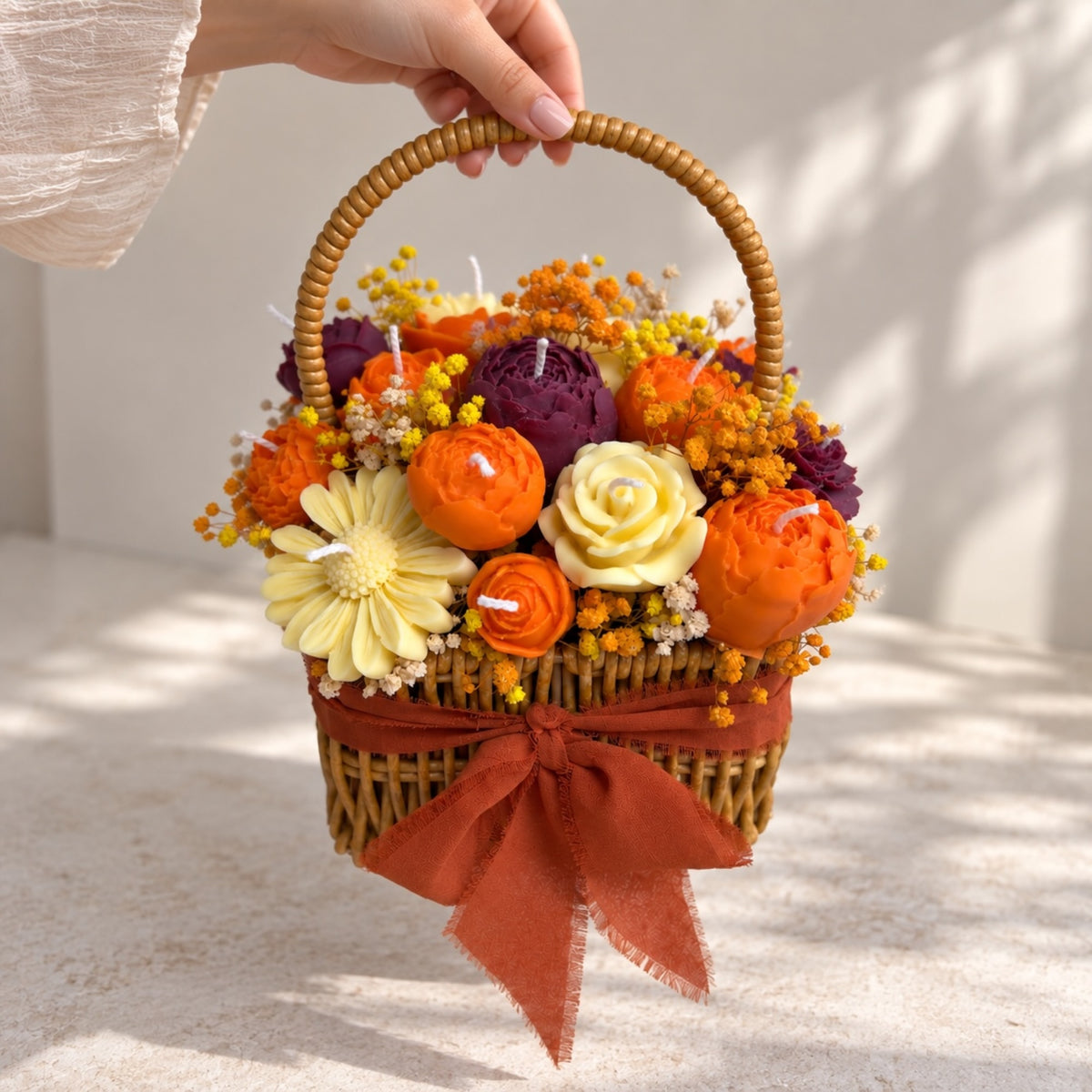 Herbst Blumenkerzen Körbchen in der Hand – Größenvergleich, Rosenkerzen in Orange und Lila mit Gerbera und roter Schleife, DaarArt
