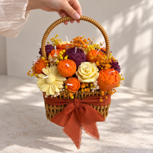 Herbst Blumenkerzen Körbchen in der Hand – Größenvergleich, Rosenkerzen in Orange und Lila mit Gerbera und roter Schleife, DaarArt
