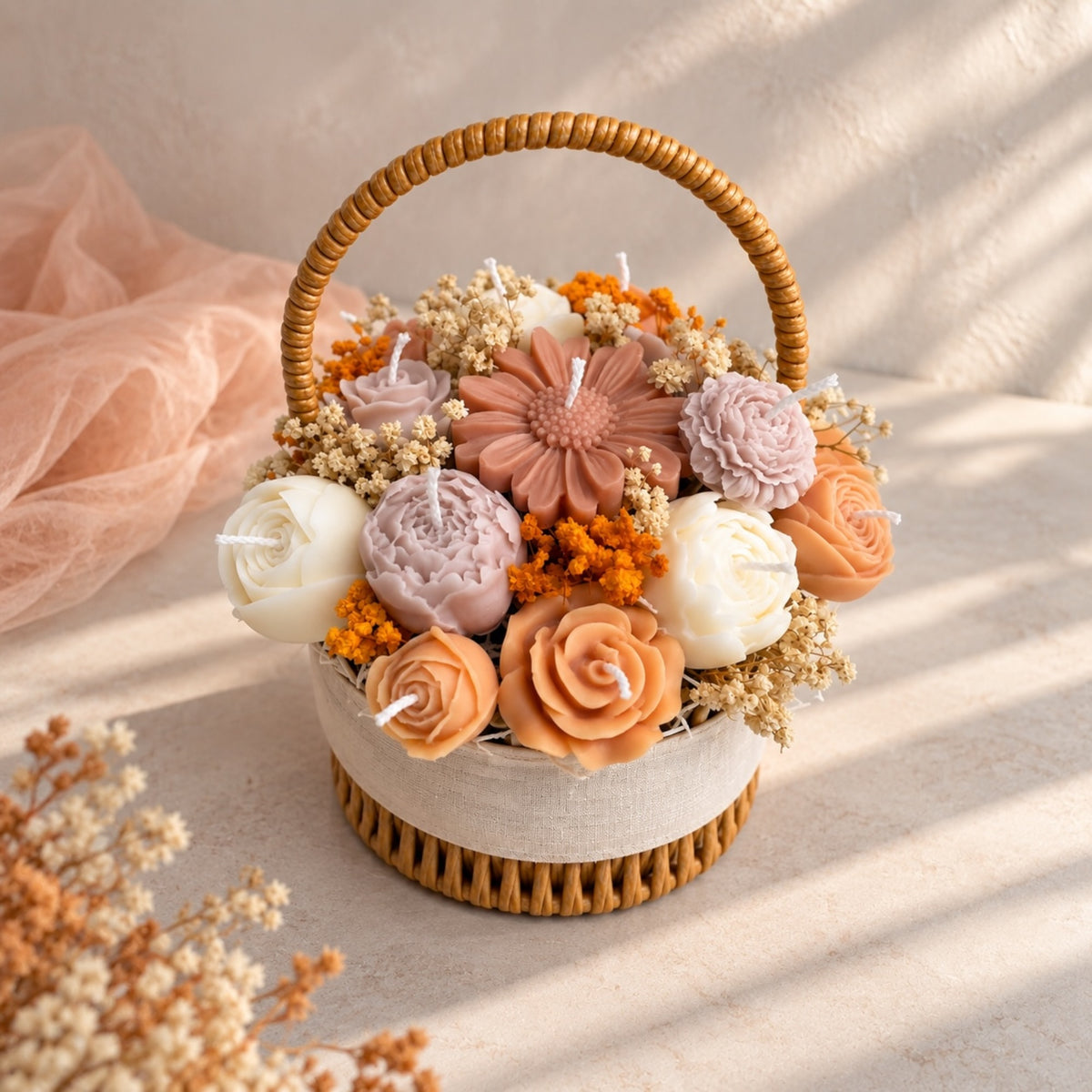 Blumenkerzen im Körbchen Quader – Rosen-, Gerbera- und Pfingstrosenkerzen in Peach, Weiß und Altrosa mit Trockenblumen, DaarArt
