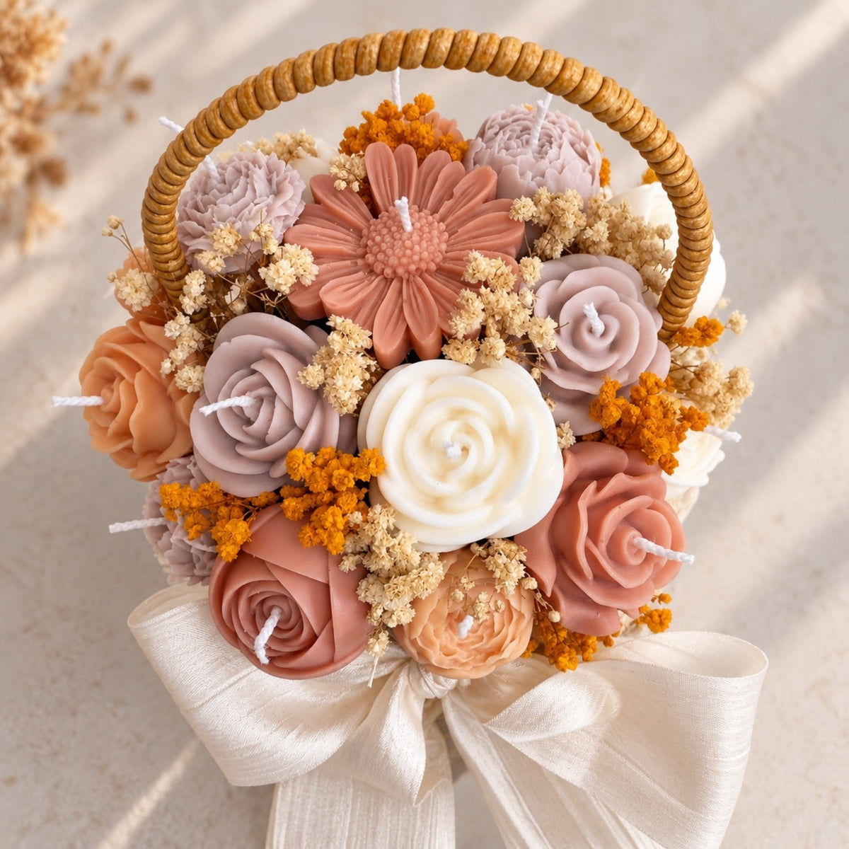 Blumenkerzen Körbchen von oben – Rosenkerzen in Mauve, Rosa, Peach und Weiß mit Gerbera und Trockenblumen, handgefertigter Kerzenstrauß
